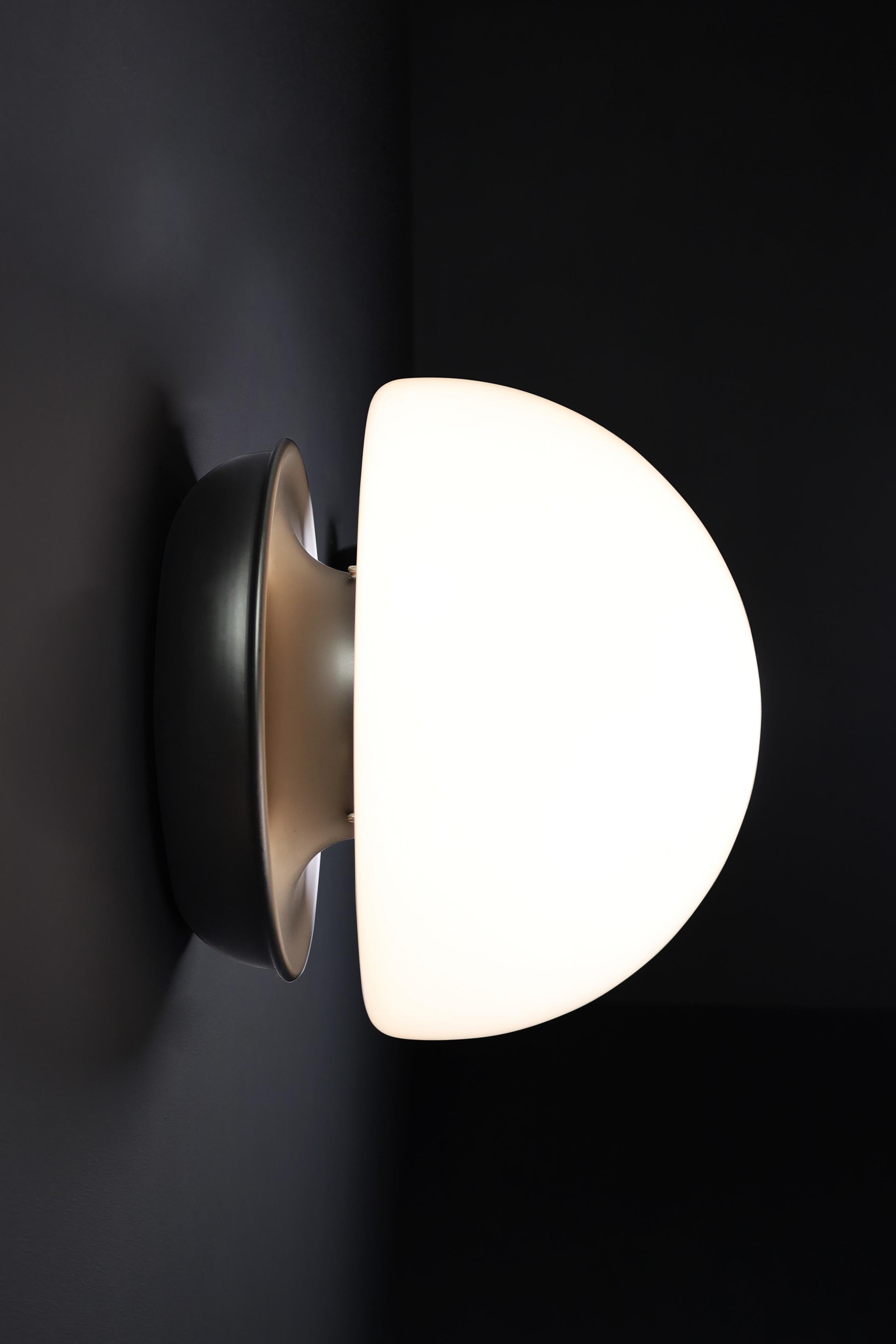 20ième siècle Lampe champignon italienne XL en verre opalin et métal en vente