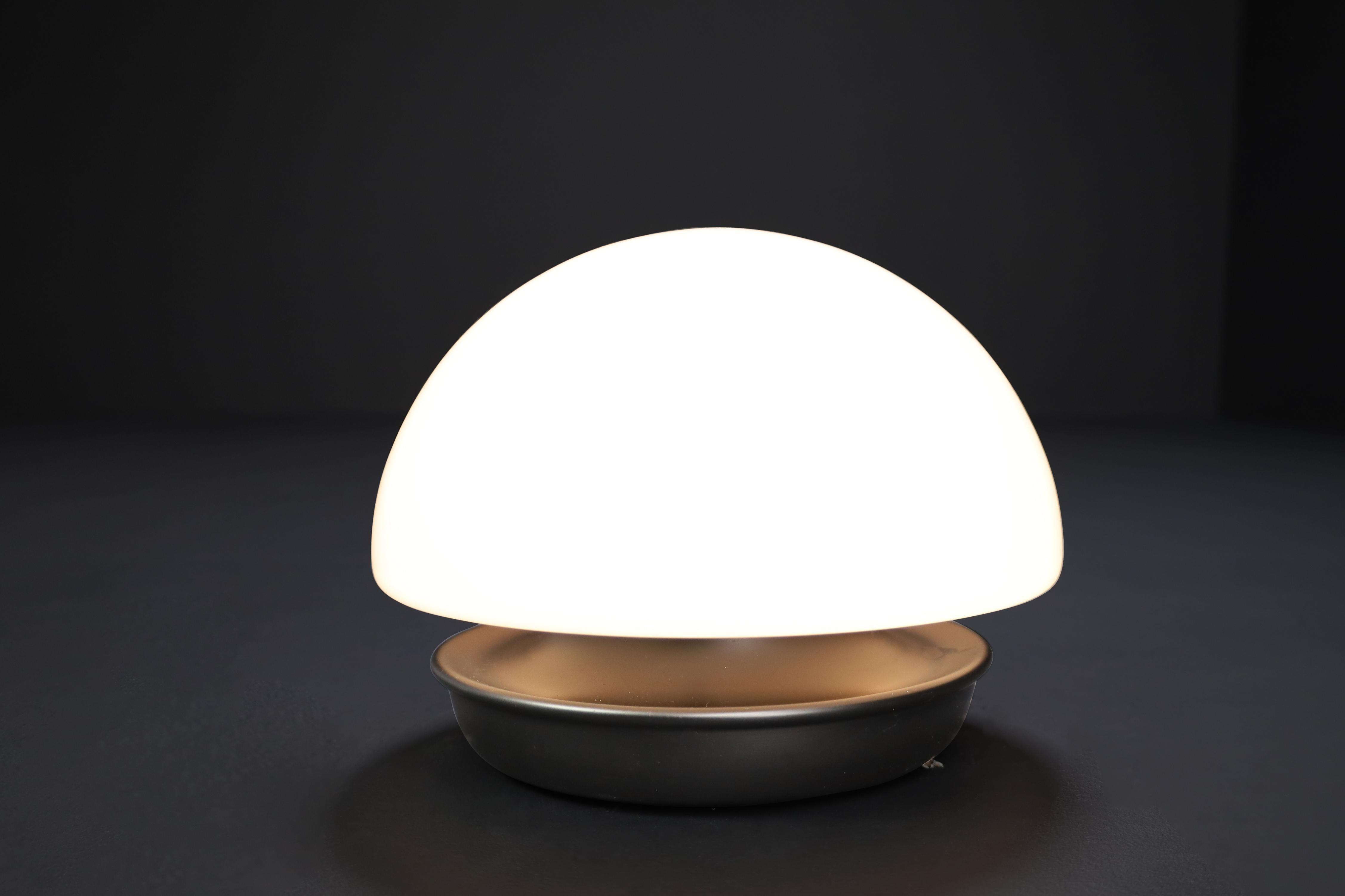 Lampe champignon italienne XL en verre opalin et métal en vente 1