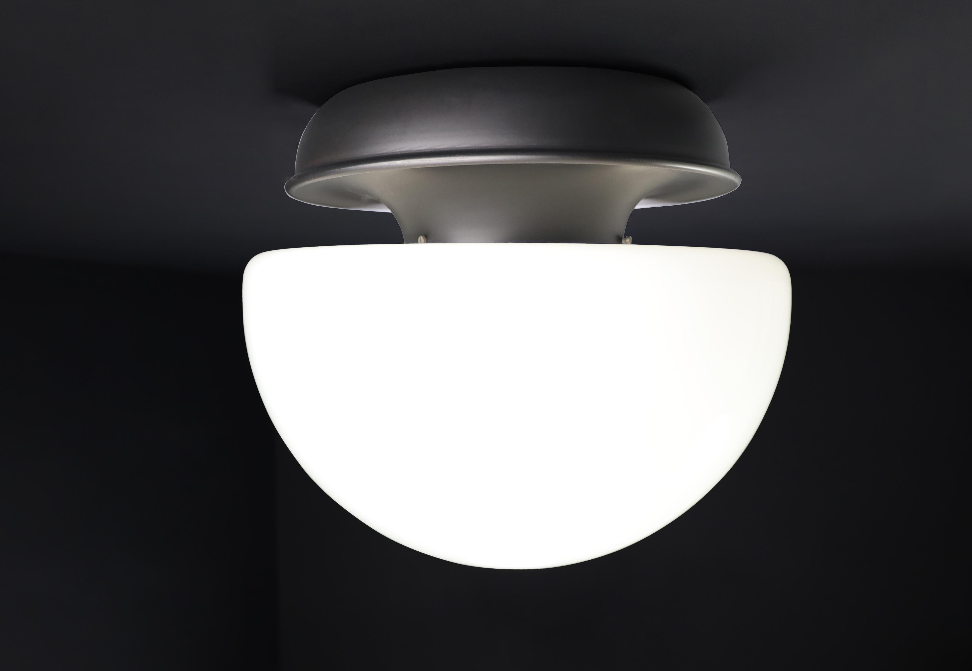 Lampe champignon italienne XL en verre opalin et métal en vente 2