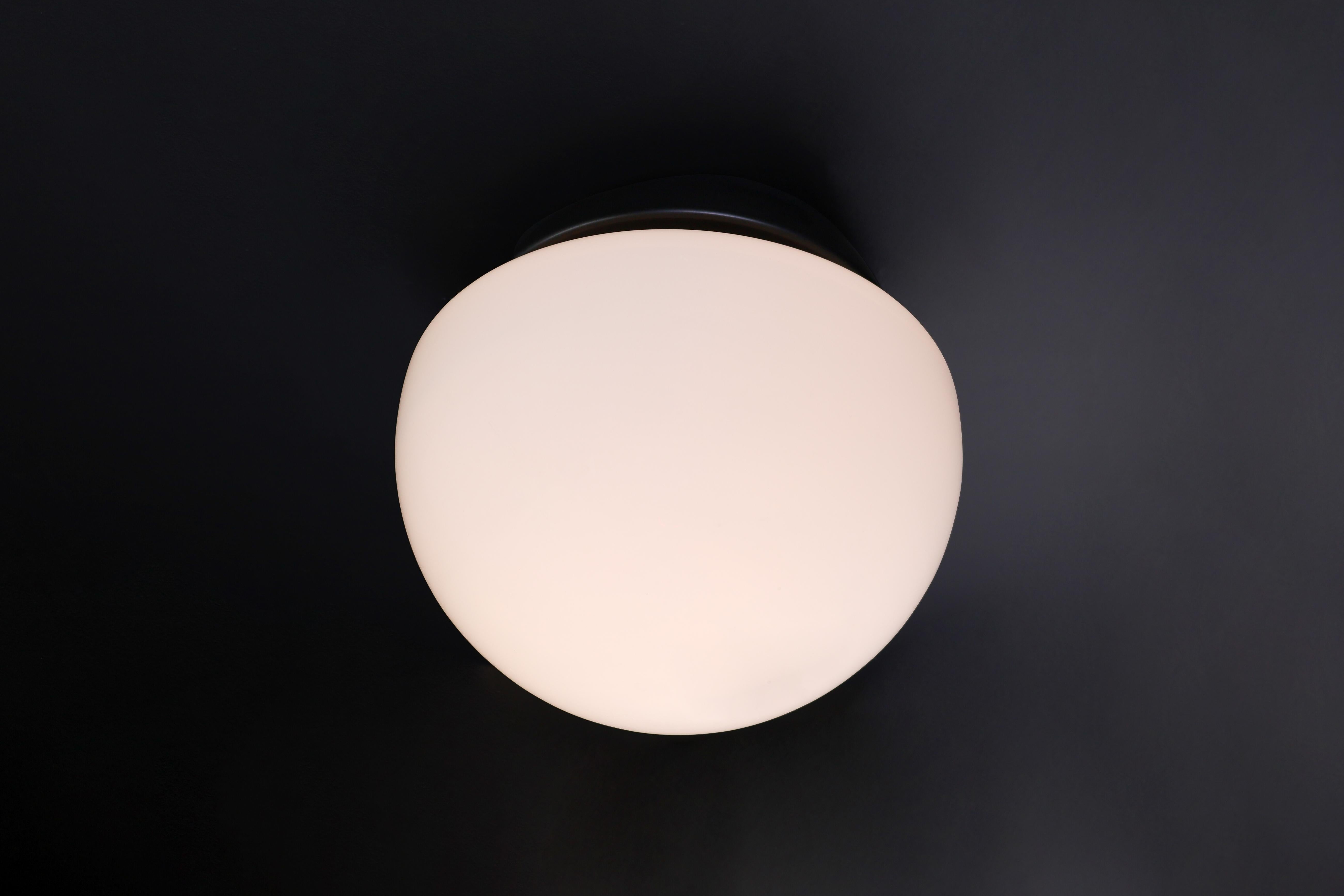 Lampe champignon italienne XL en verre opalin et métal en vente 3