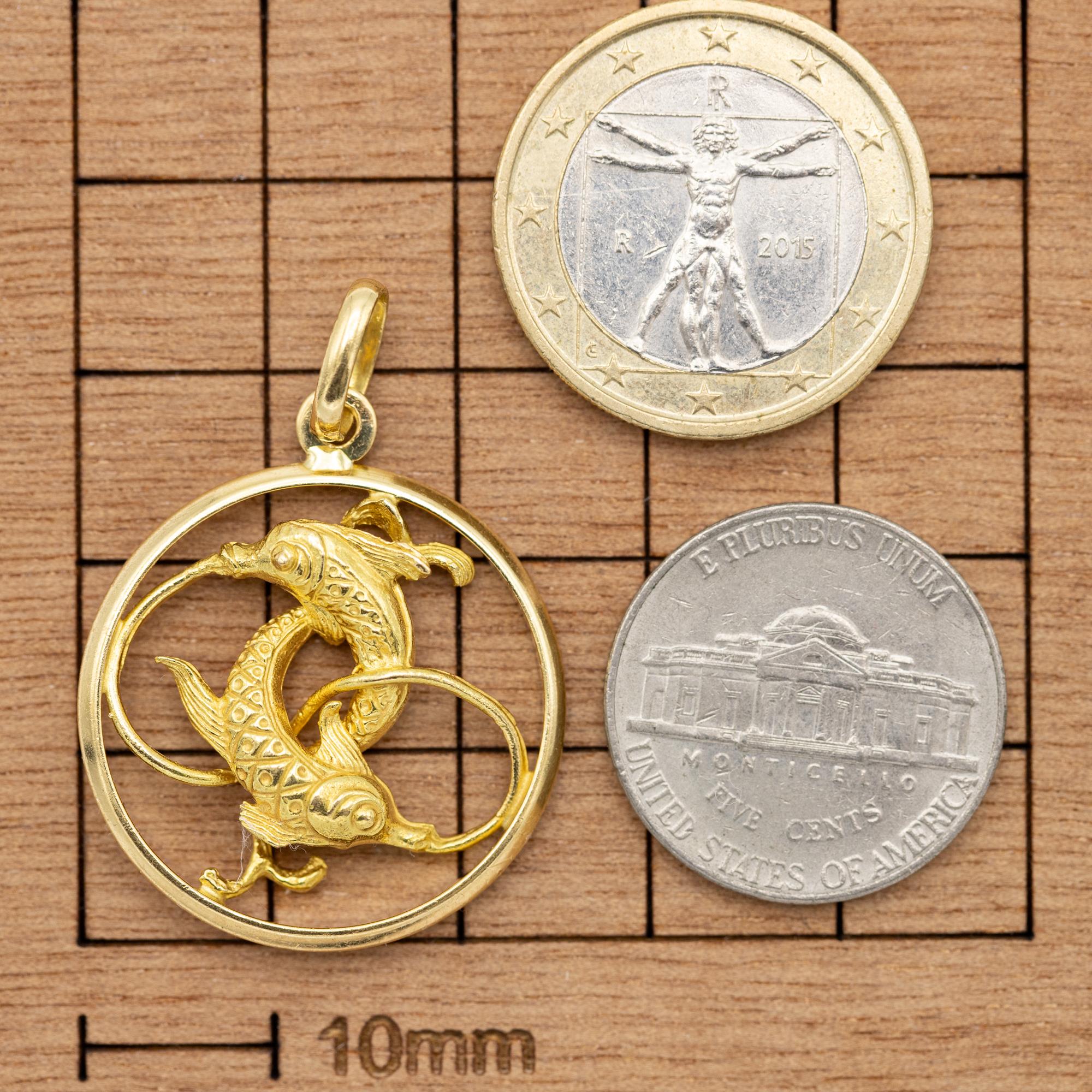 XL Large 18k zodiac charm pendant - Pisces medallion - solid yellow gold In Good Condition For Sale In Antwerp, BE