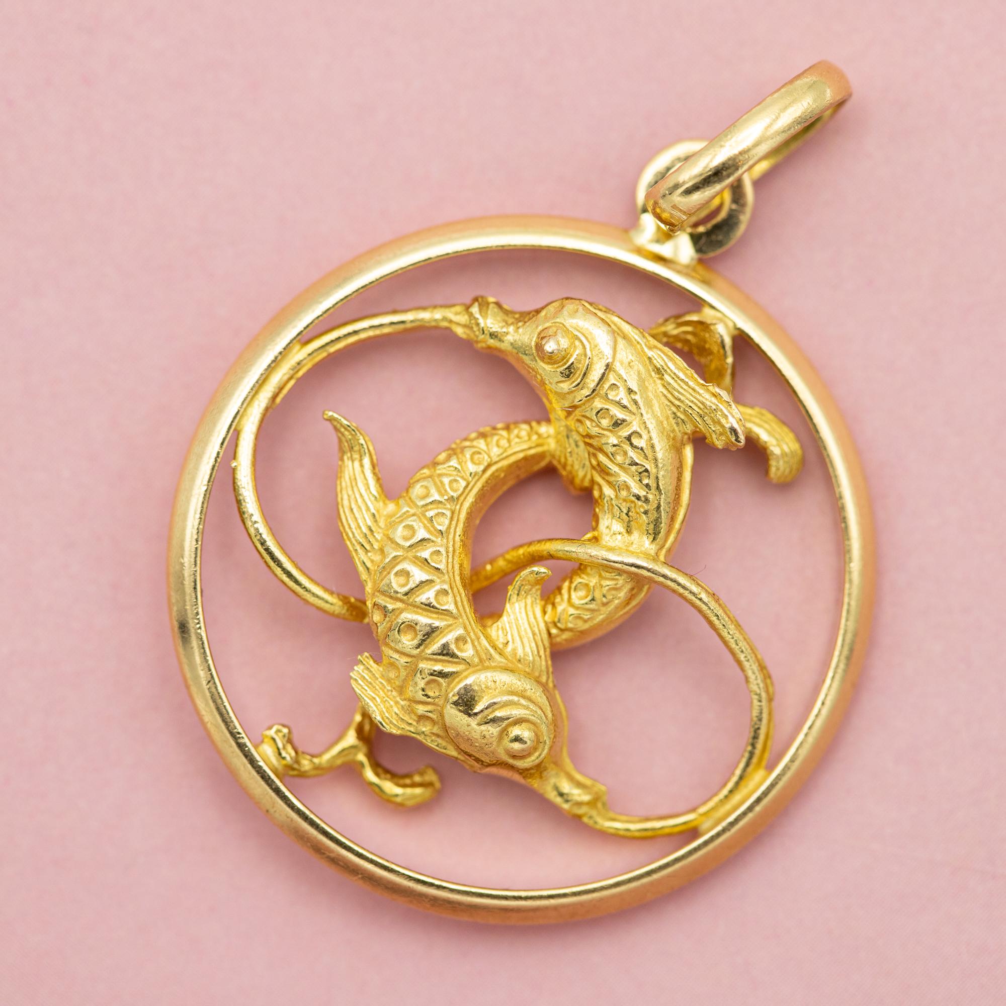 Women's or Men's XL Large 18k zodiac charm pendant - Pisces medallion - solid yellow gold For Sale
