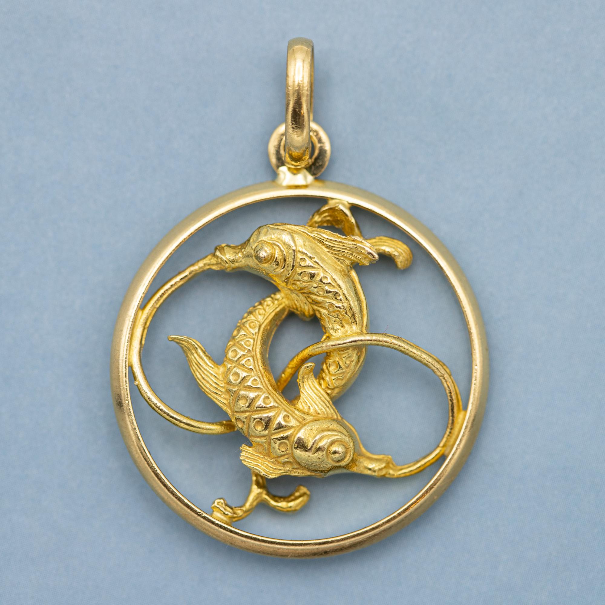 XL Large 18k zodiac charm pendant - Pisces medallion - solid yellow gold For Sale 2