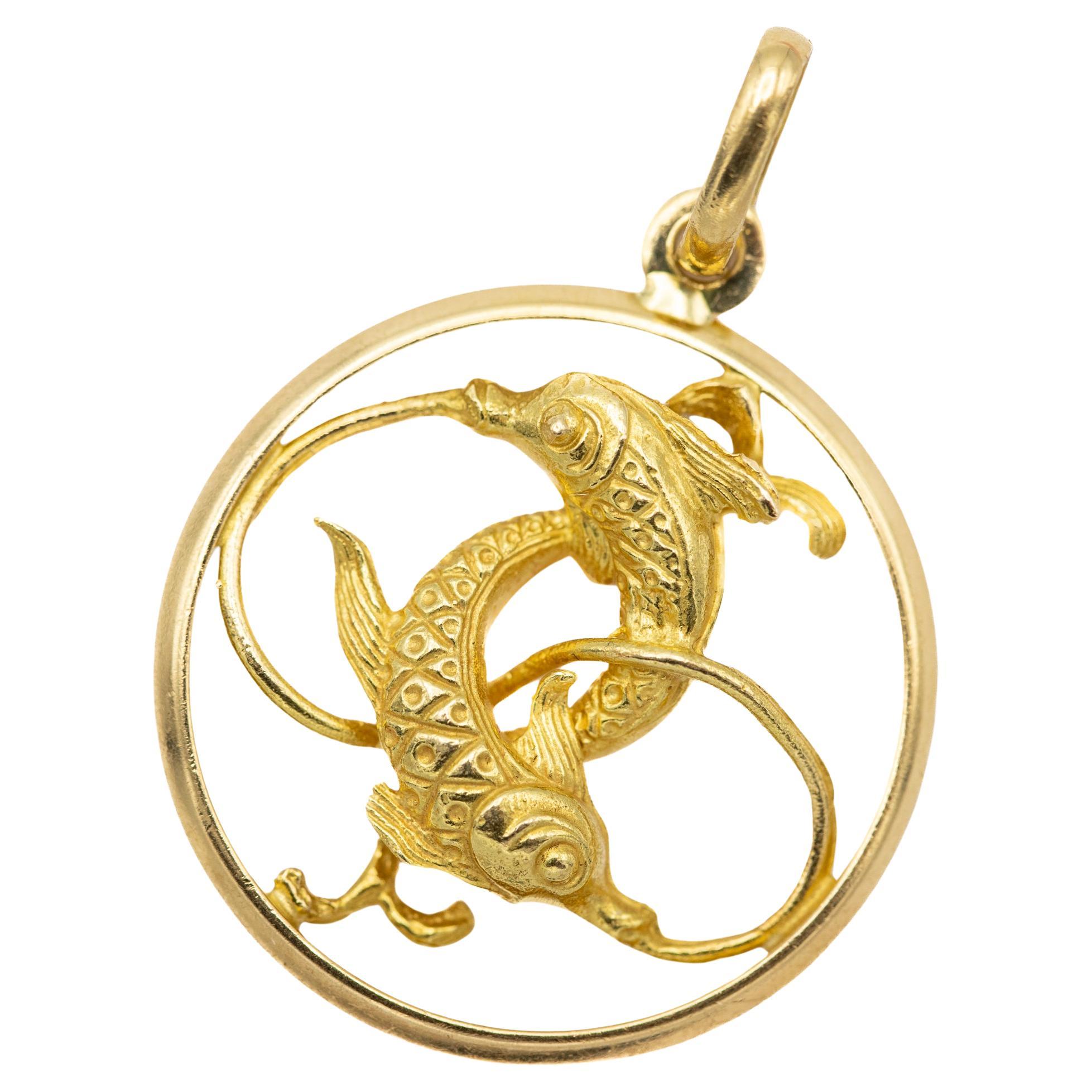 XL Large 18k zodiac charm pendant - Pisces medallion - solid yellow gold For Sale