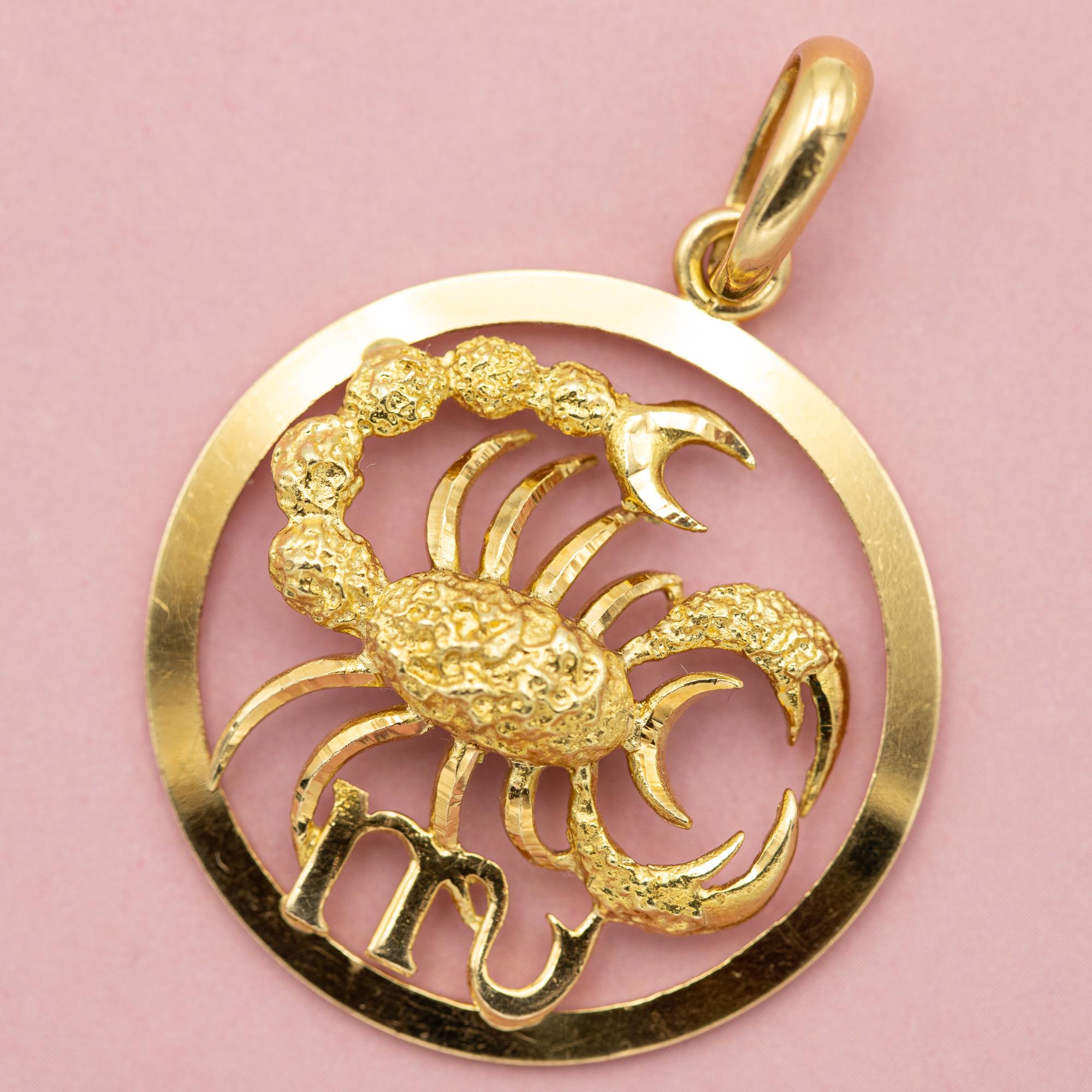 XL Large 18k zodiac charm pendant - Scorpio medallion - solid yellow gold In Good Condition For Sale In Antwerp, BE