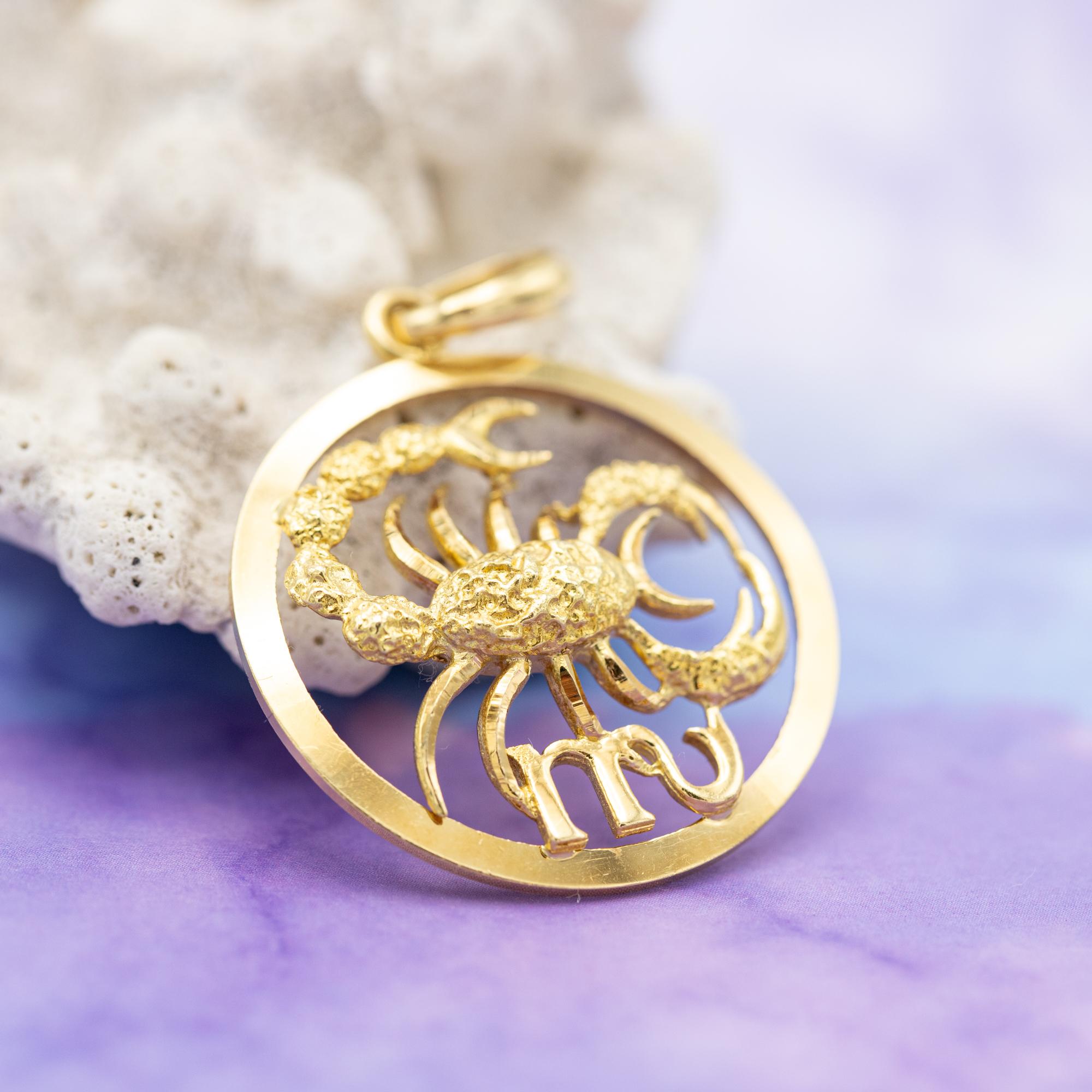 XL Large 18k zodiac charm pendant - Scorpio medallion - solid yellow gold For Sale 2