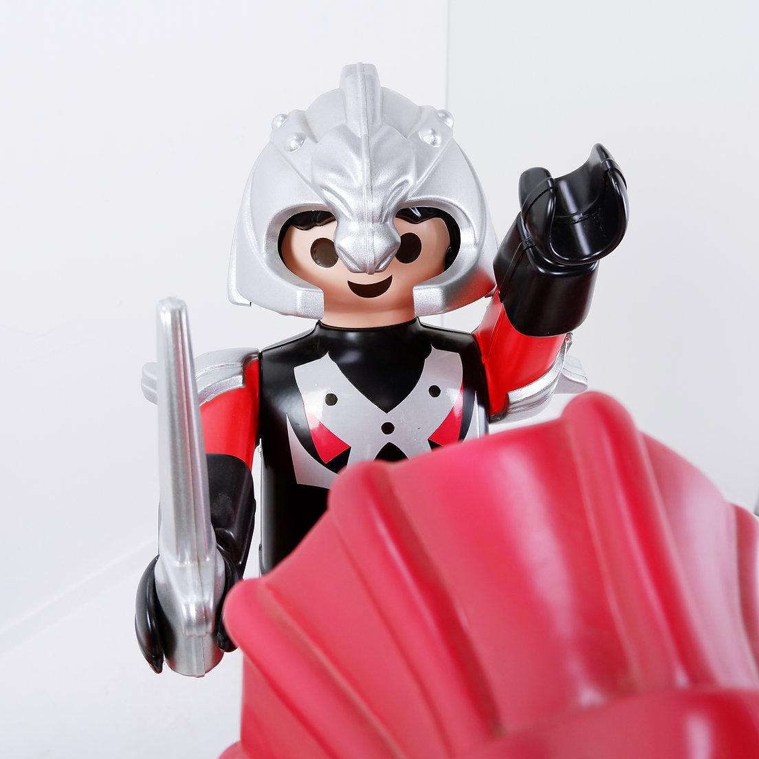 XL Großer Original roter Original Drache und Playmobil-Krieger - Flügelspan 220cm
Selten - Playmobil - Dekoration
Maße: 220cmx163cm H:103cm 
MATERIAL : Kunststoff 
Fehlendes Schild - Alters- und gebrauchsbedingte Abnutzung - Geringe Verluste
Geringe