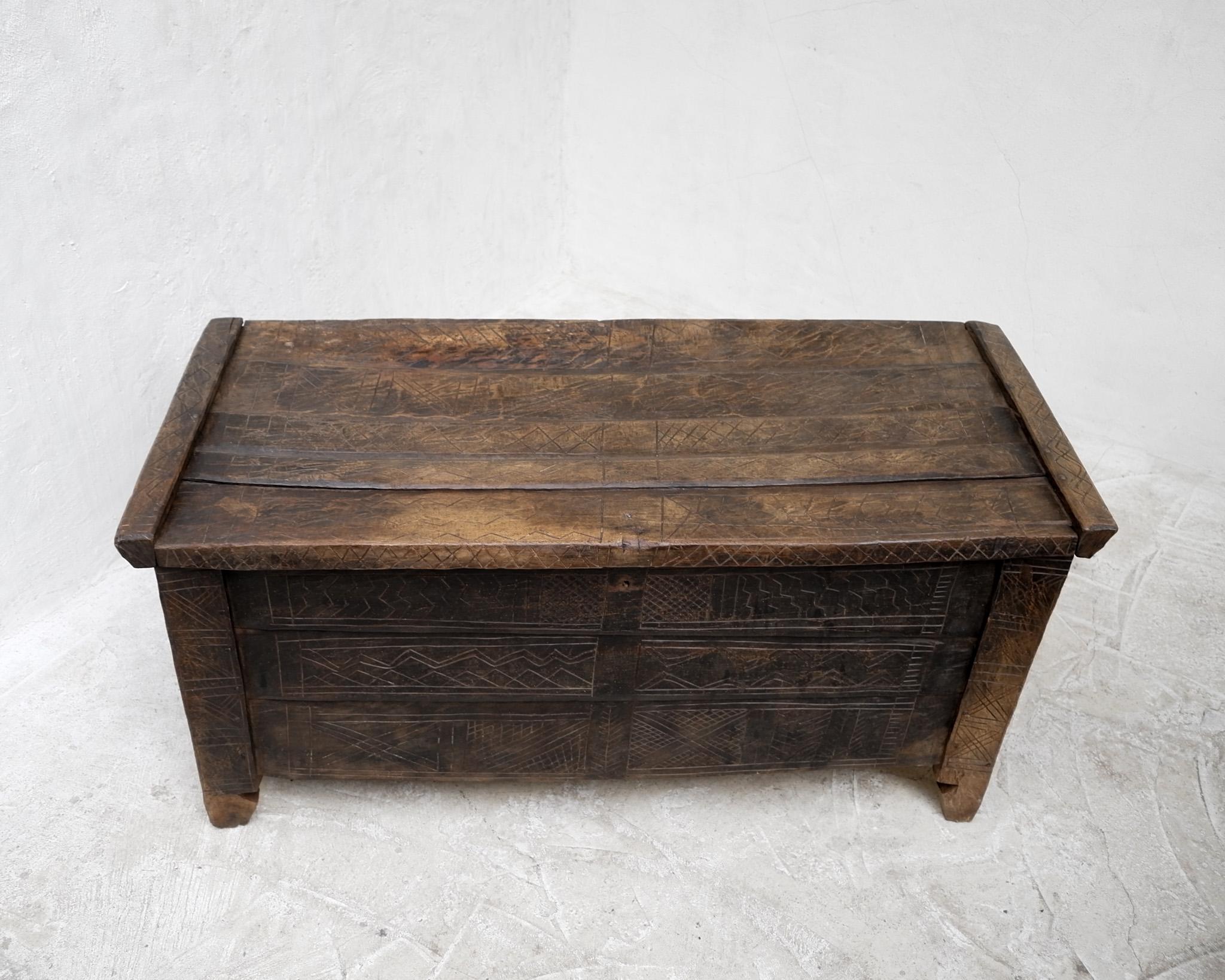 An exceptional heavily patinated hewn beech coffer from Transylvania.

Hand carved klan markings to front.

-

We offer free shipping to the USA/Canada through Fedex with this item.
