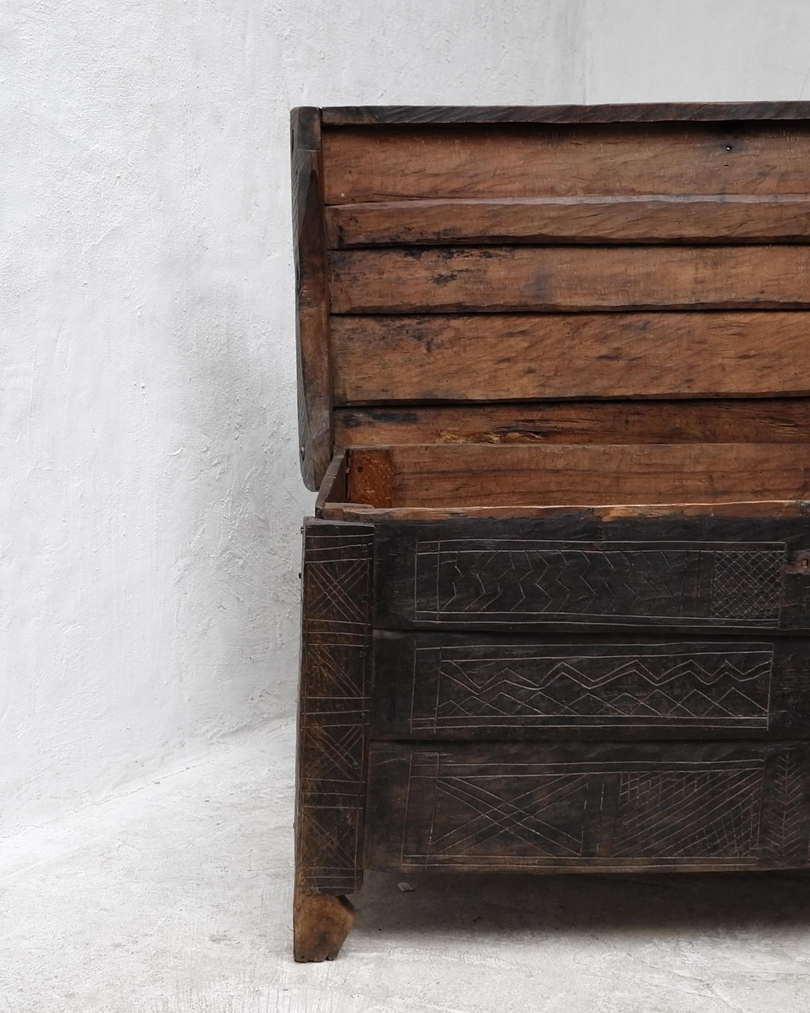 XL Coffre transylvanien de la fin du XVIIIe siècle Bon état - En vente à London, GB