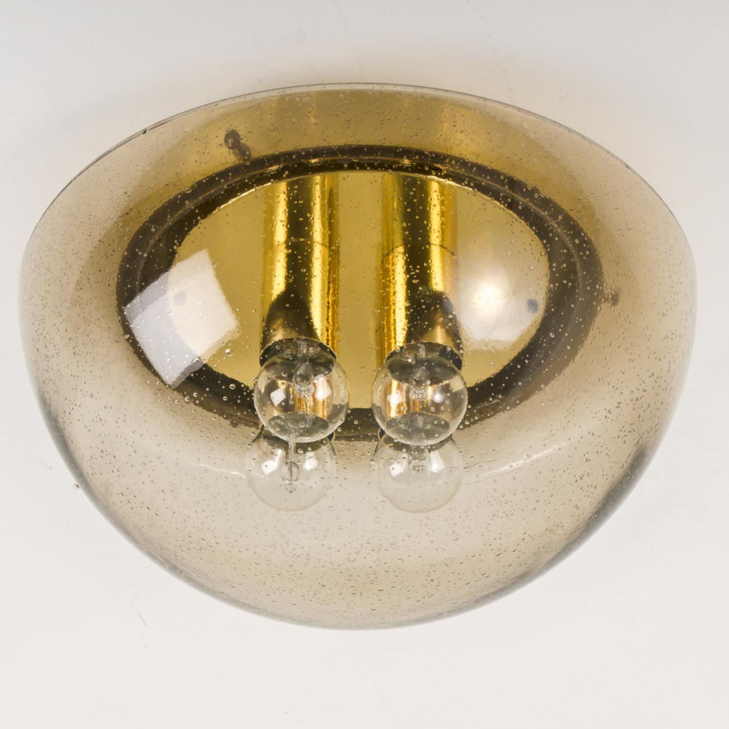 Eine wunderbare pilzförmige Unterputzdose, hergestellt von Glashütte Limburg, um 1970 in Deutschland, Europa.
Mit mundgeblasenem Rauchglas auf einer Messingbasis. Leuchtet wunderschön.

Abmessungen: Höhe ca. 20 cm, Durchmesser ca. 50 cm.

Sehr guter