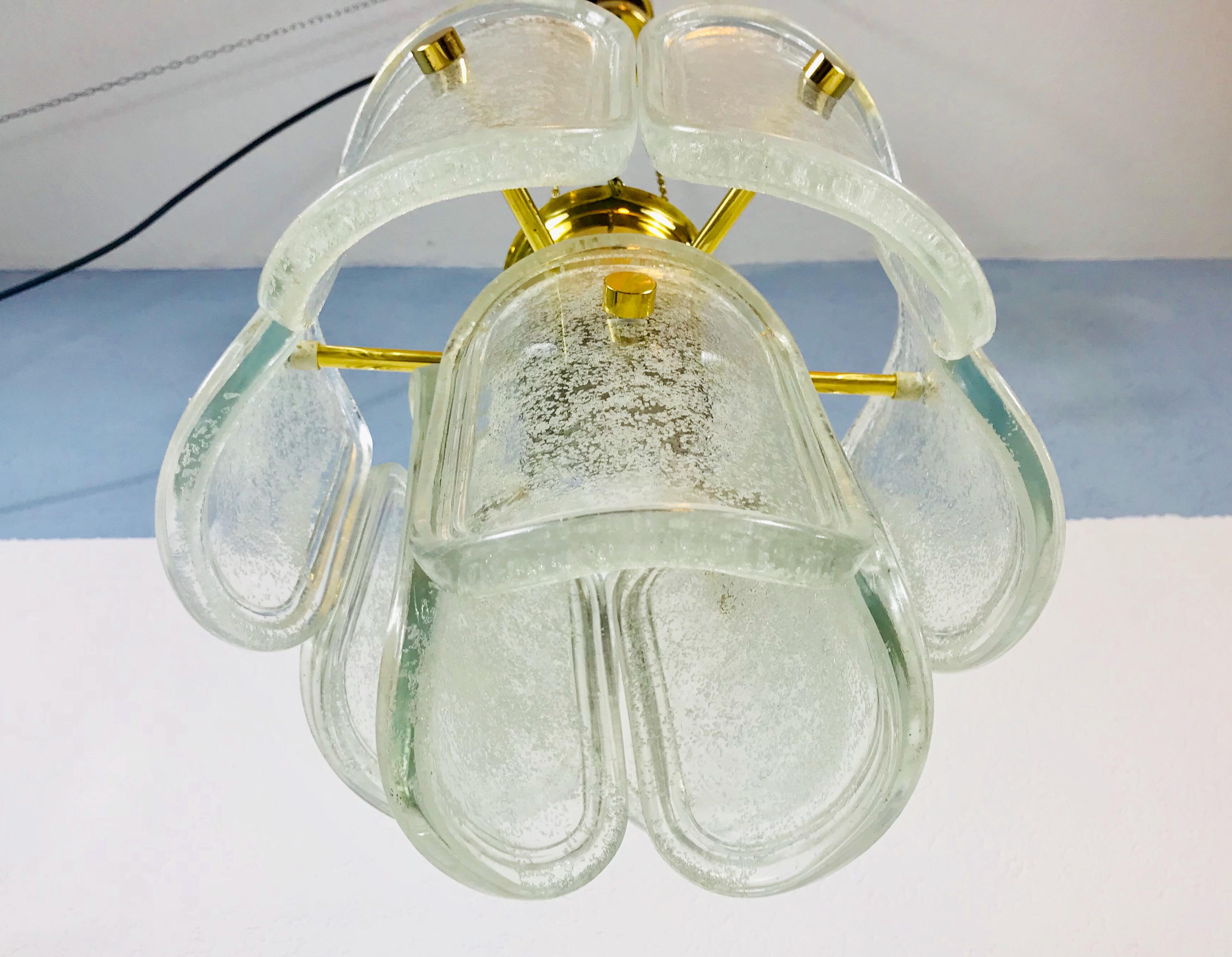 Extra großer Limburger zweistöckiger Kronleuchter aus Messing und Eisglas aus der Mitte des Jahrhunderts im Angebot 11