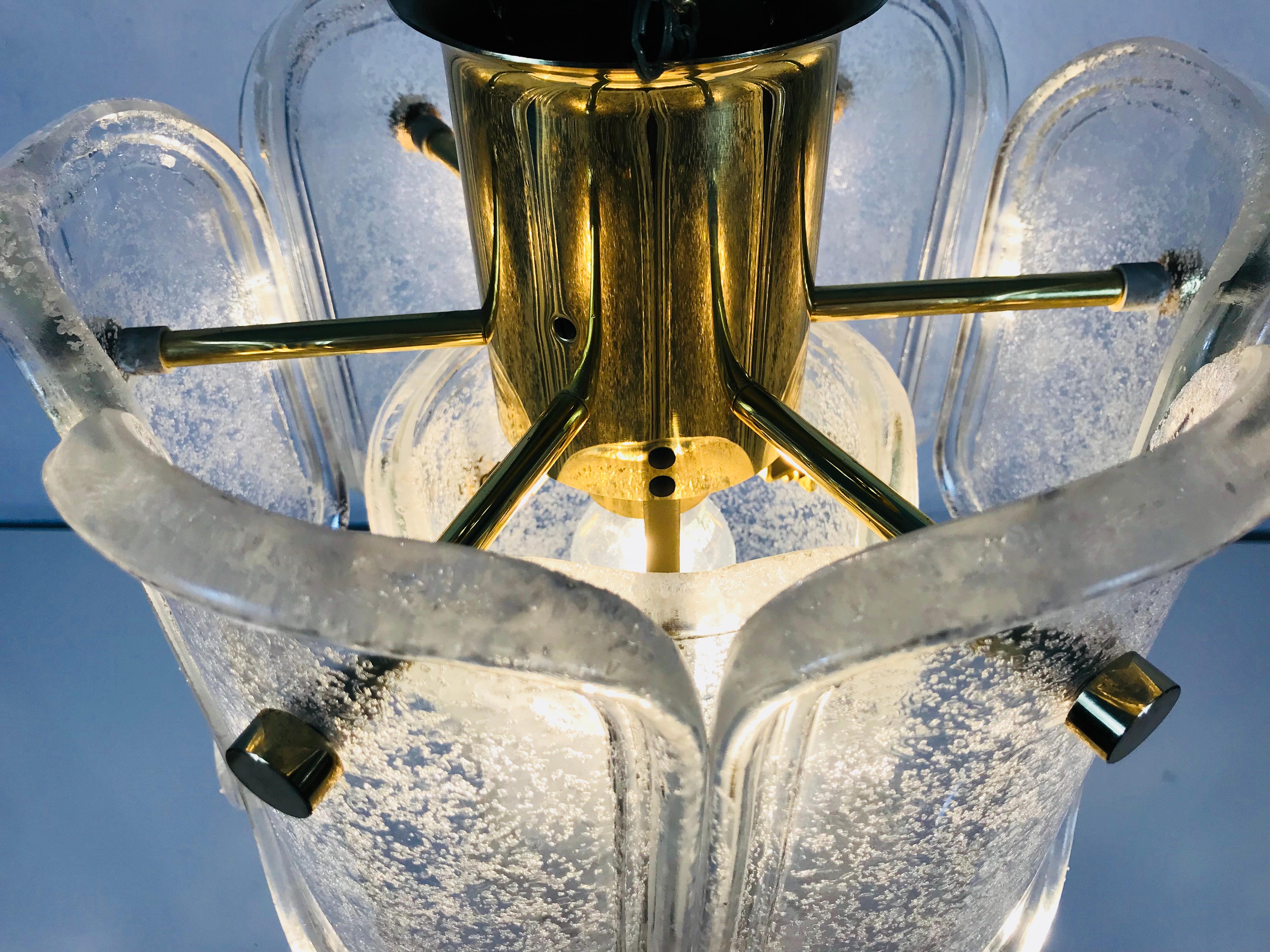 Extra großer Limburger zweistöckiger Kronleuchter aus Messing und Eisglas aus der Mitte des Jahrhunderts im Angebot 1