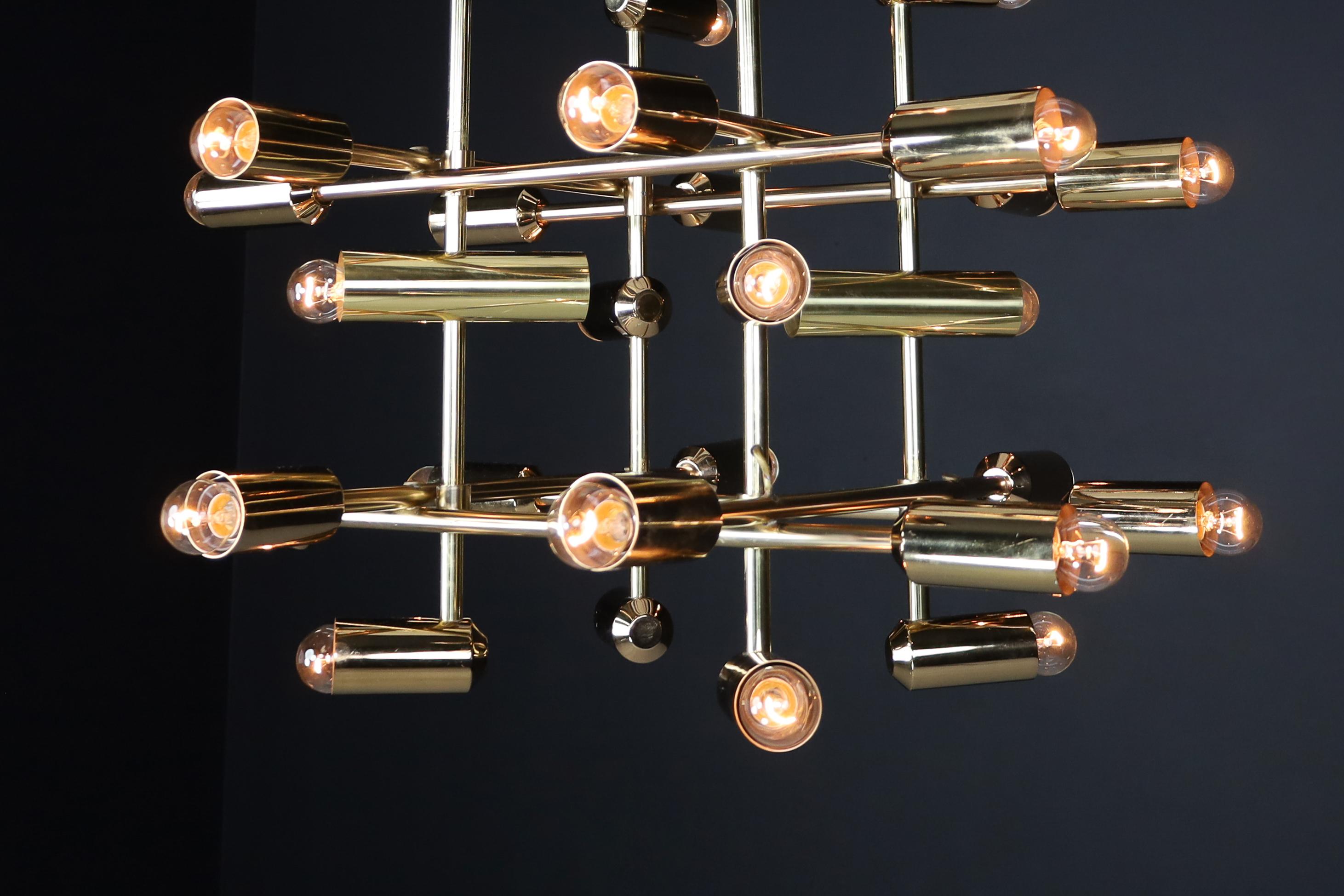 Lampadario in ottone di metà secolo Xl con 40 luci, Svizzera, anni '60. in vendita 3