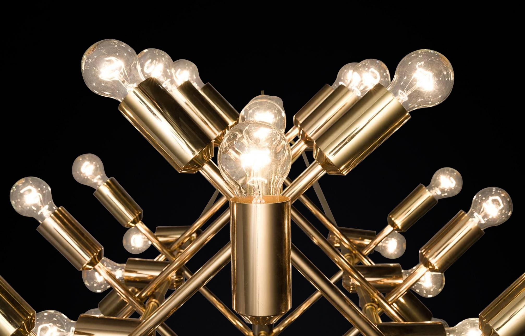 Lampadario in ottone di metà secolo Xl con 40 luci, Svizzera, anni '60. In condizioni buone in vendita a Almelo, NL