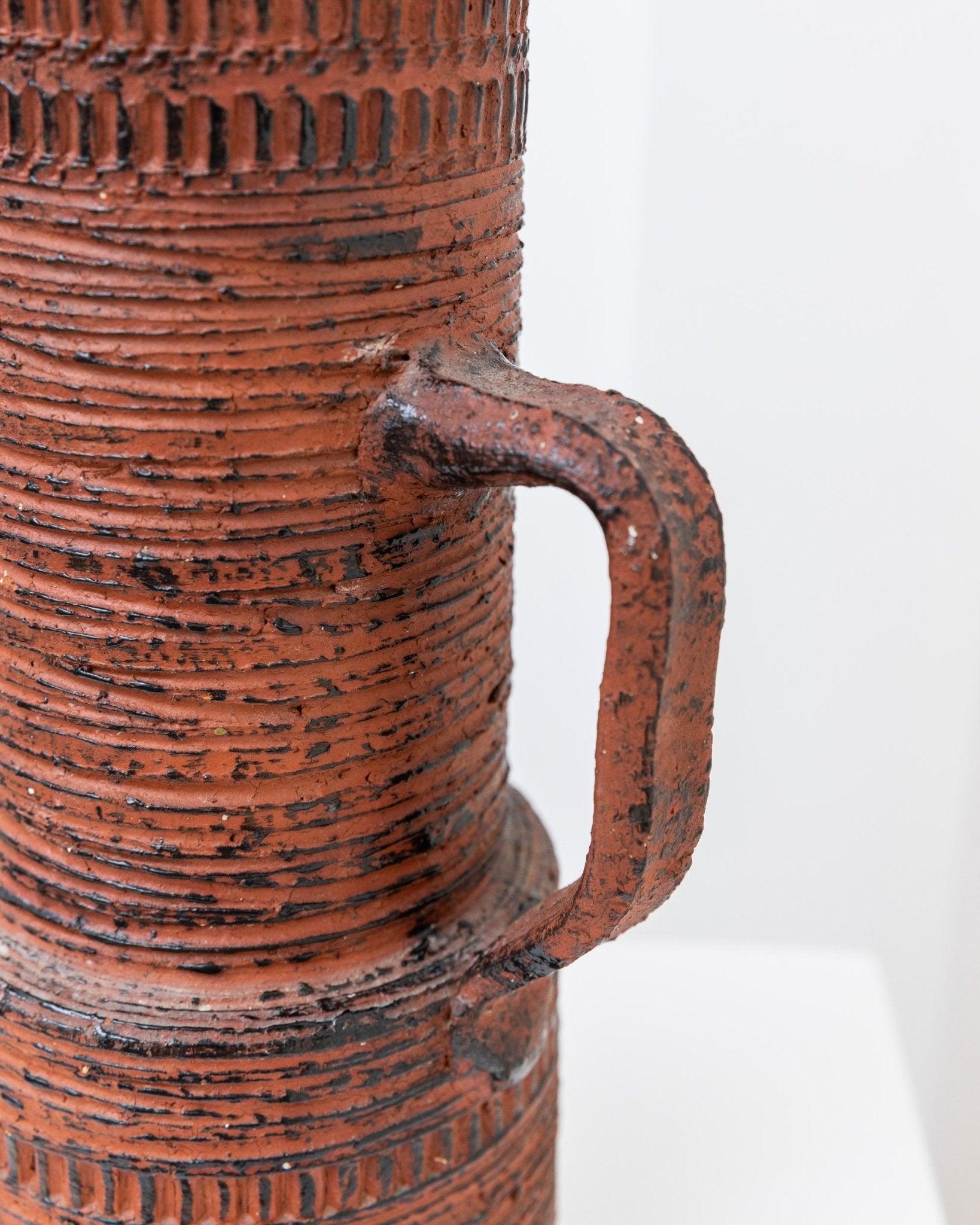 XL Mid-Century Brutalist Schamotte Vase - von Spara Keramik - eingeschnittene Dekoration rotbraun - Deutschland 1960s

Brutalistische deutsche Schamotte-Vase von Spara Keramik. Diese sehr große und äußerst dekorative rotbraune Vase oder Karaffe ist