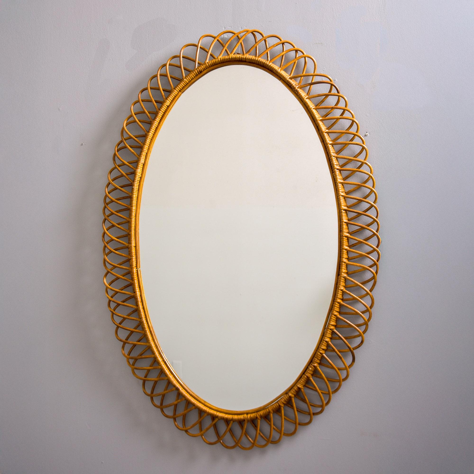 Bohémien Specchio ovale con cornice in vimini XL del Mid Century italiano in vendita