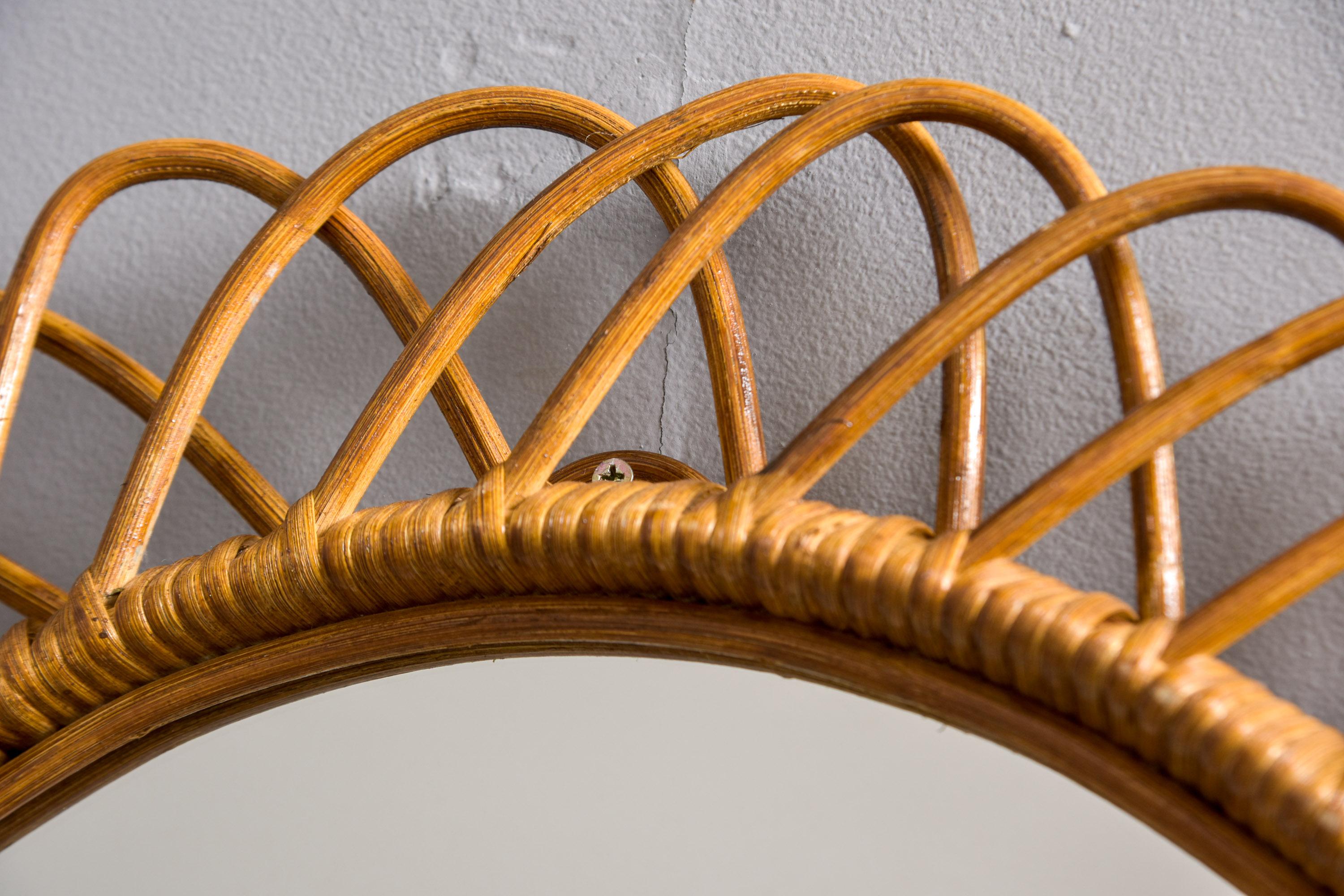 Specchio ovale con cornice in vimini XL del Mid Century italiano In condizioni buone in vendita a Troy, MI