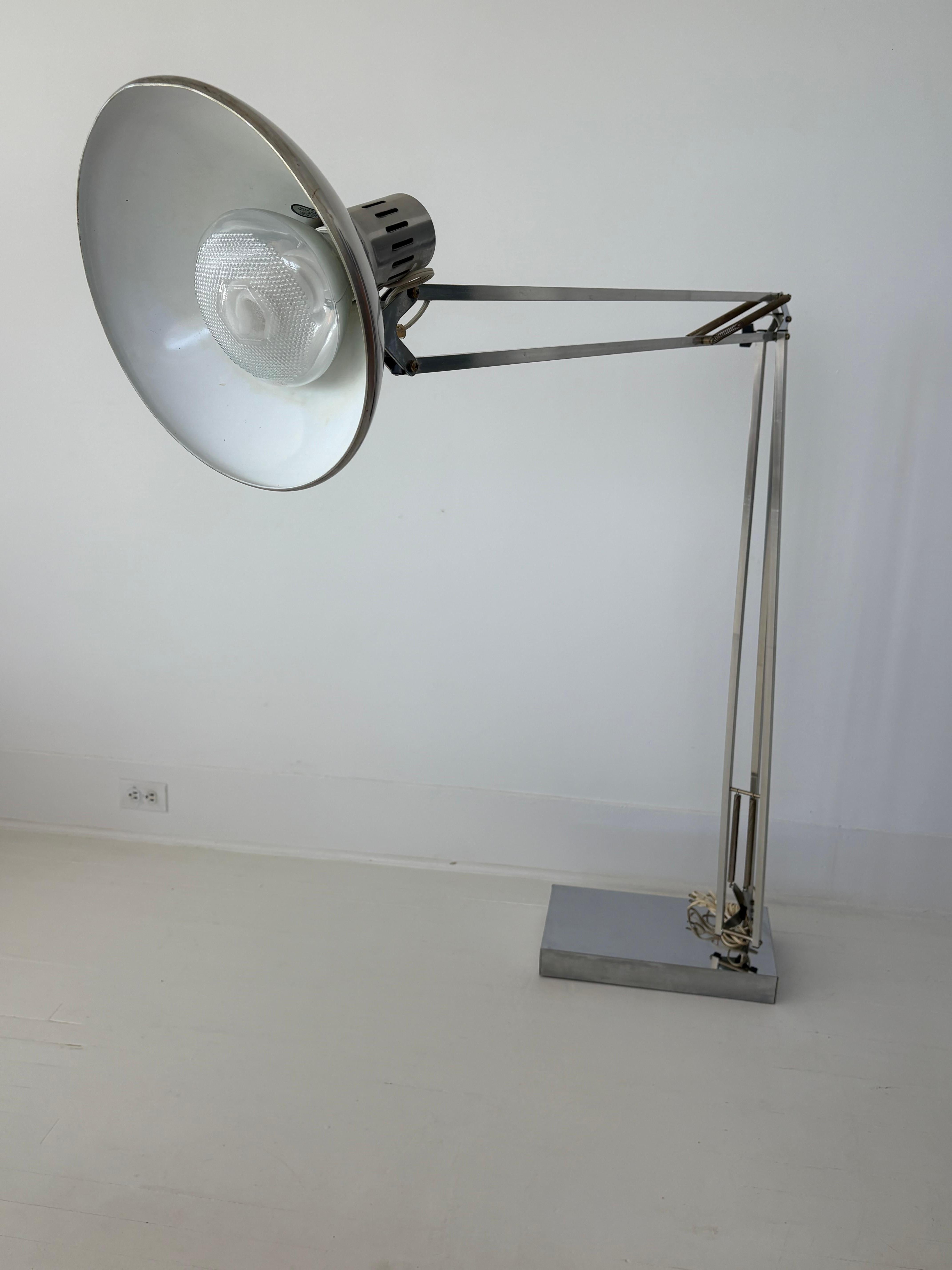 XL Lampada da terra articolata in alluminio in stile Luxo della metà del secolo scorso in vendita 3