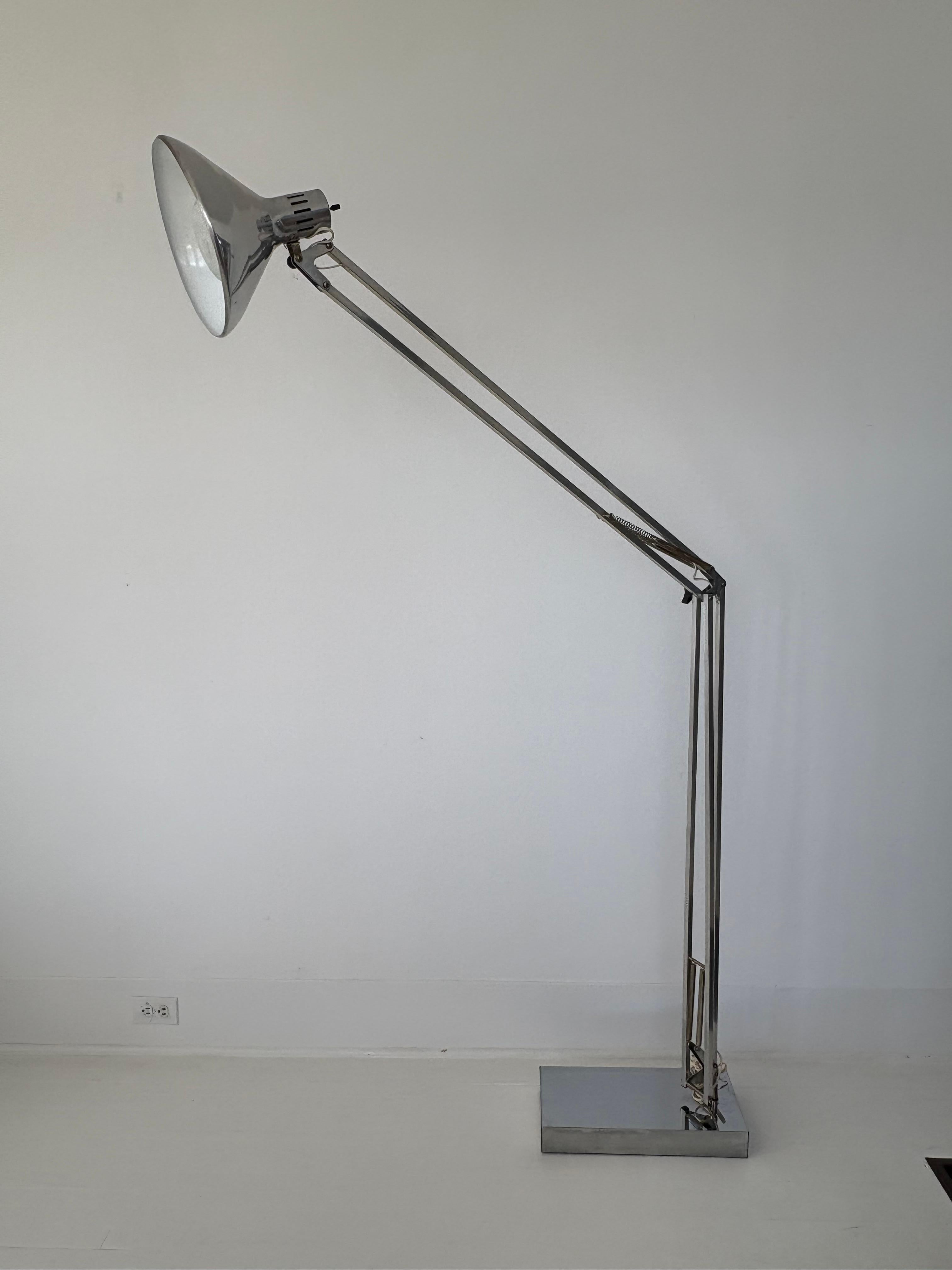XL Lampada da terra articolata in alluminio in stile Luxo della metà del secolo scorso in vendita 4