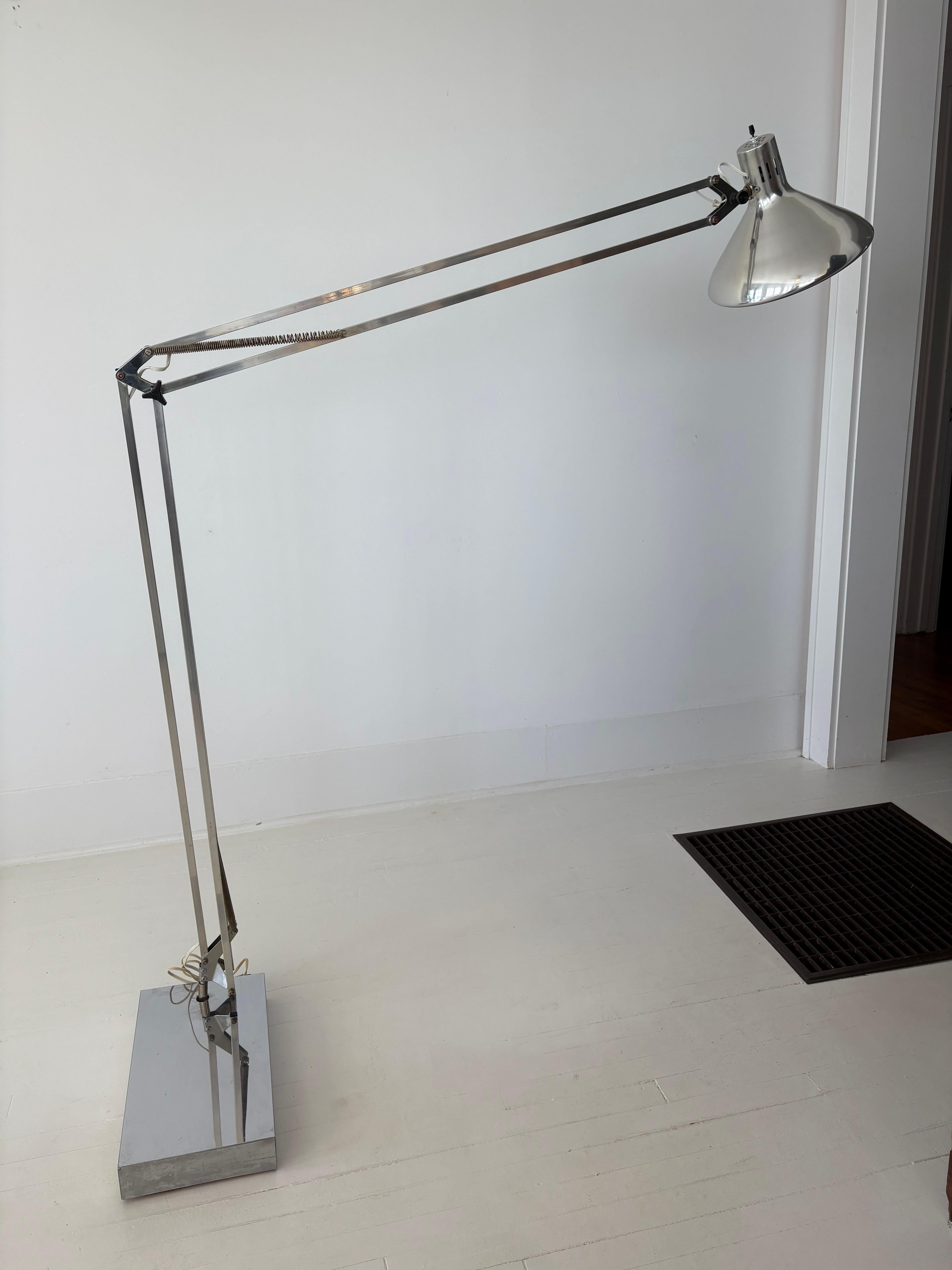 XL Lampada da terra articolata in alluminio in stile Luxo della metà del secolo scorso in vendita 6