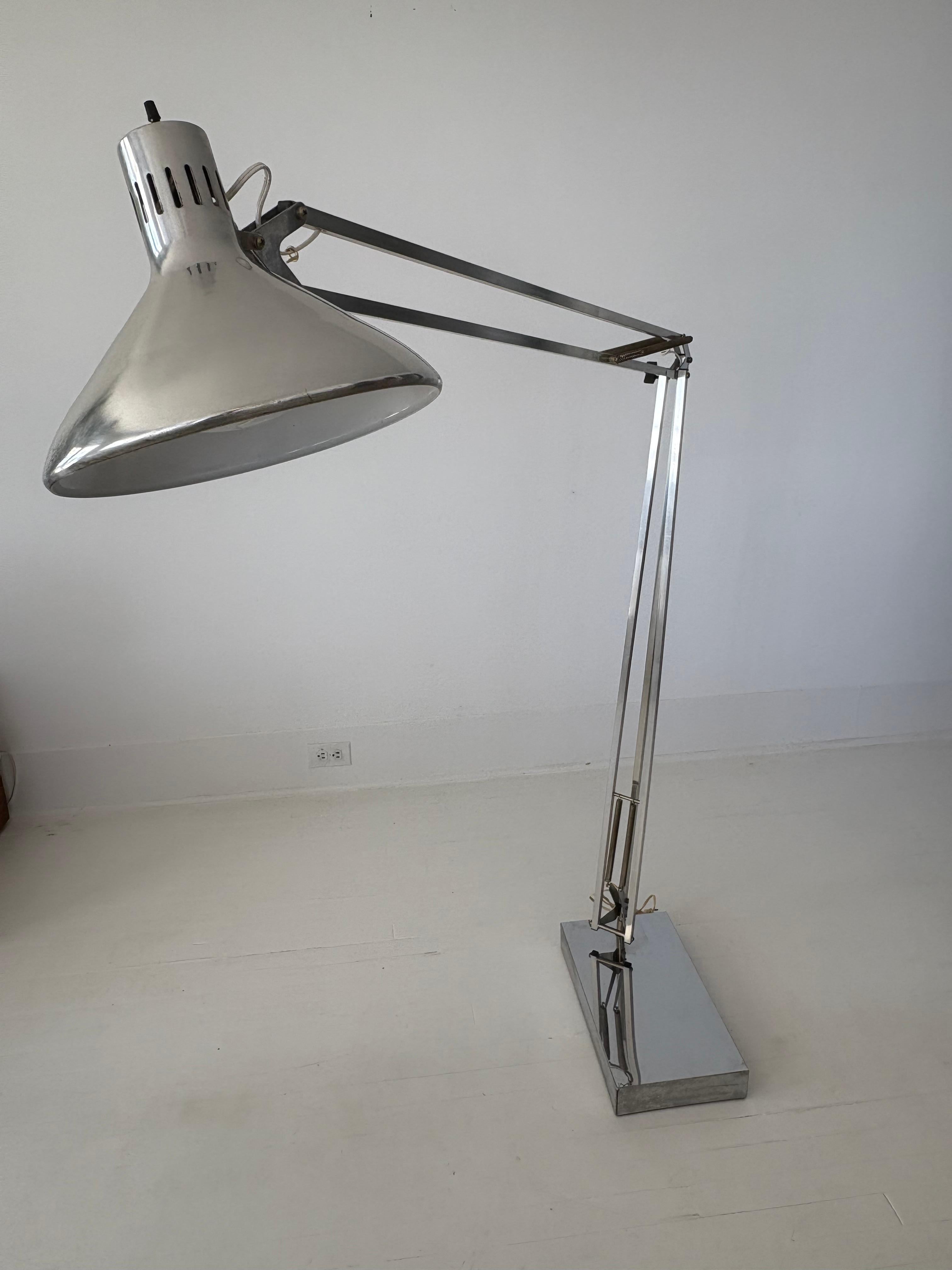 XL Lampada da terra articolata in alluminio in stile Luxo della metà del secolo scorso in vendita 7