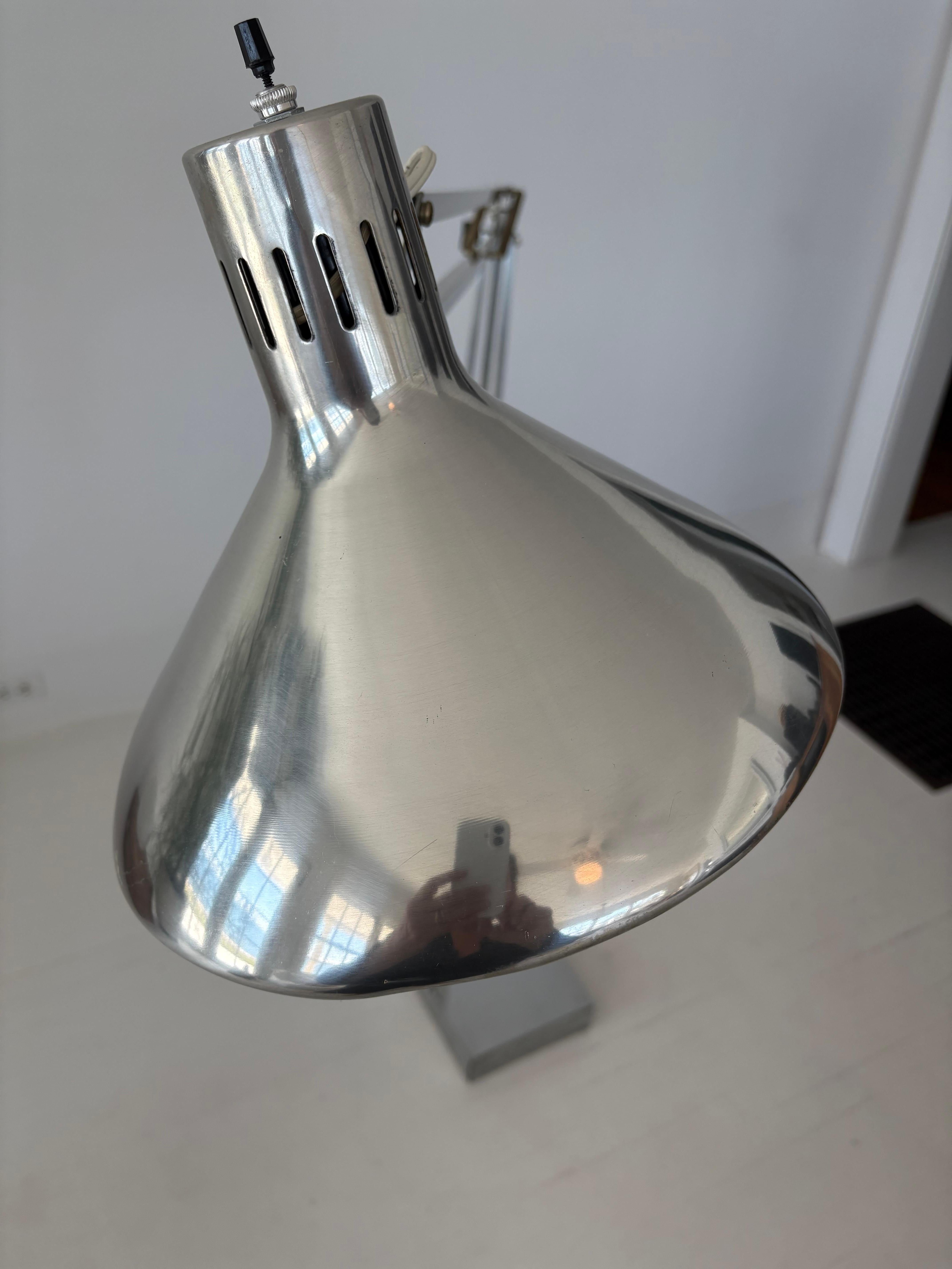 XL Lampada da terra articolata in alluminio in stile Luxo della metà del secolo scorso in vendita 8