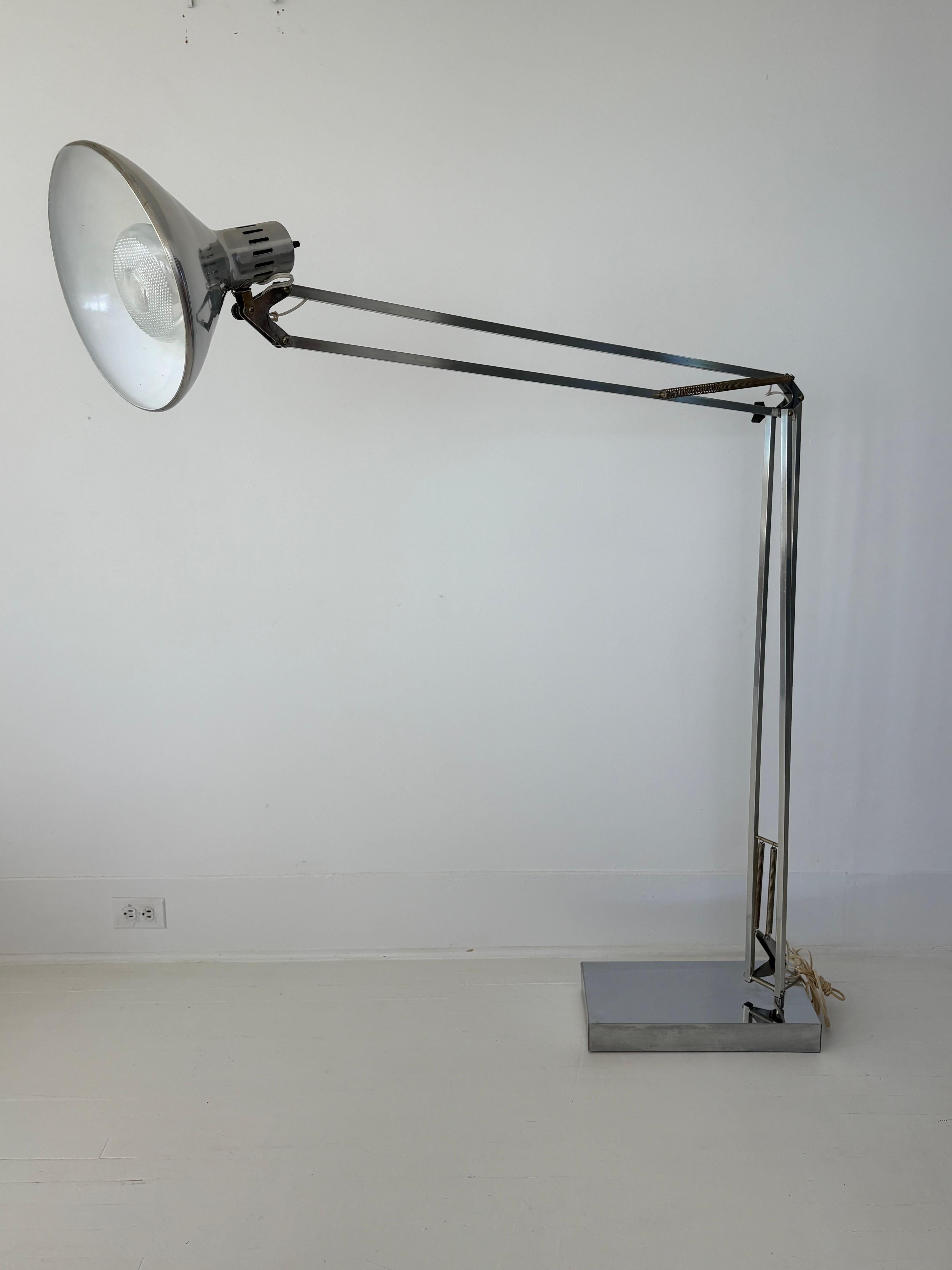 XL Lampada da terra articolata in alluminio in stile Luxo della metà del secolo scorso in vendita 10