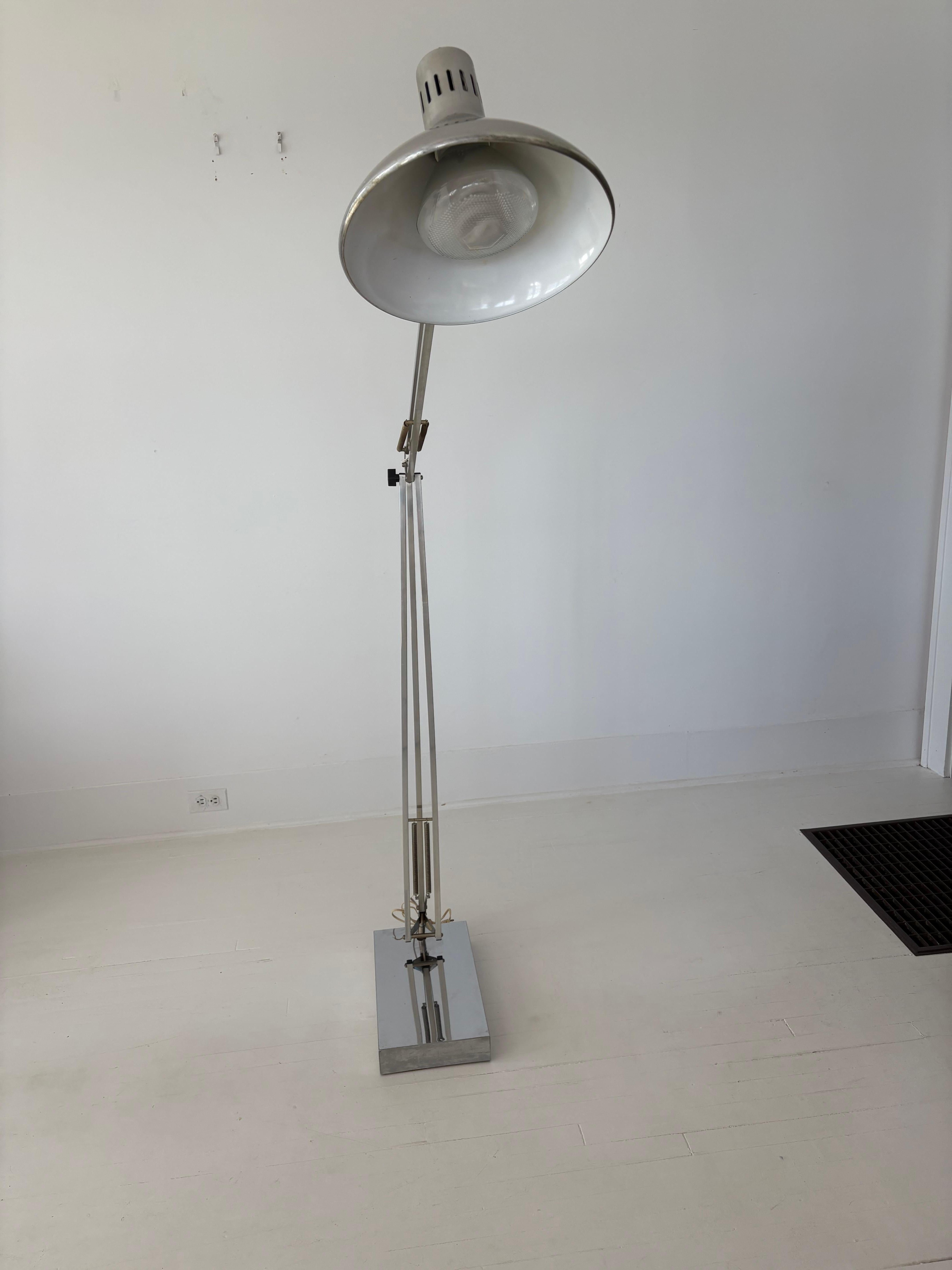 XL Lampada da terra articolata in alluminio in stile Luxo della metà del secolo scorso in vendita 11