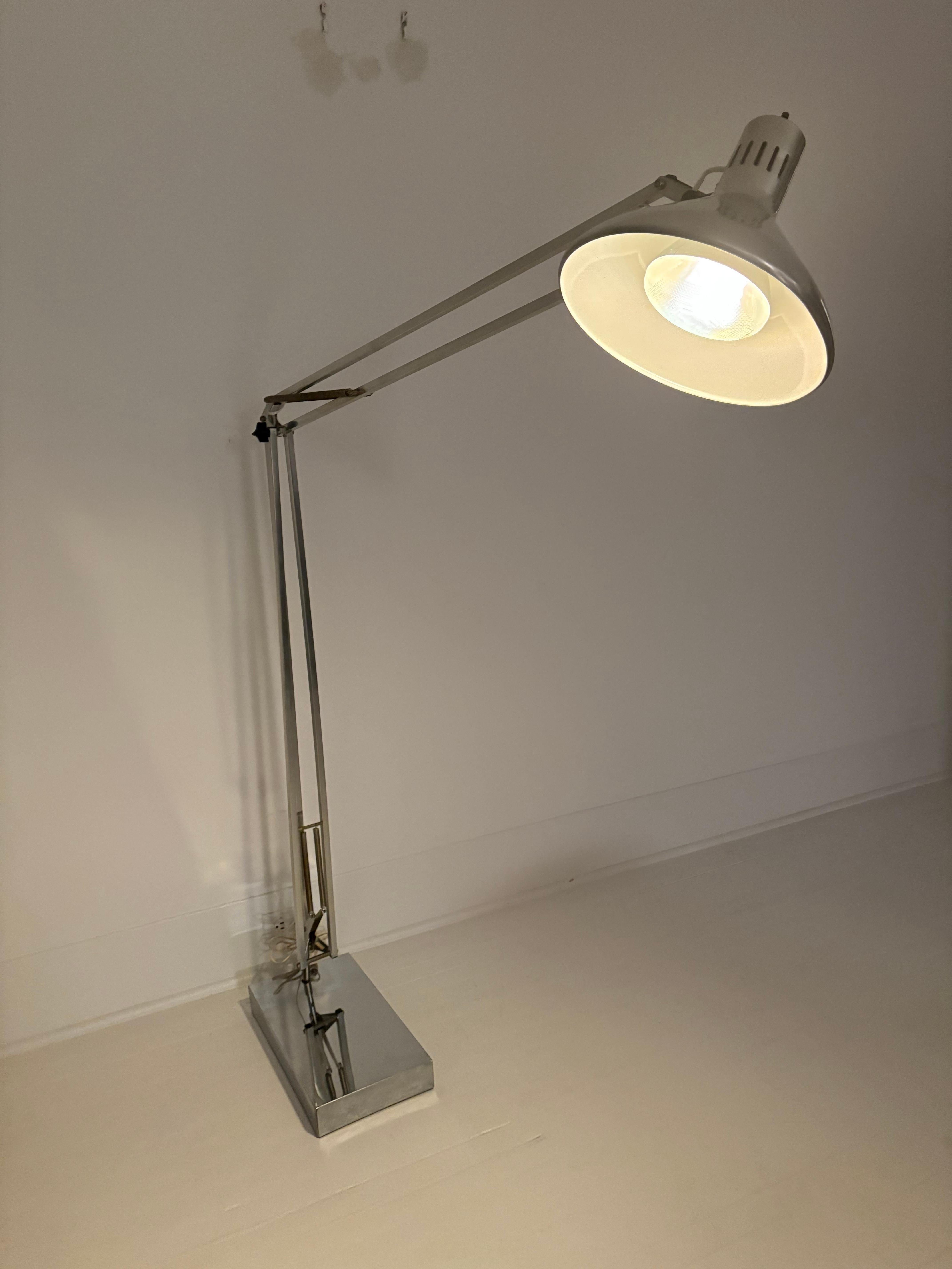 Lampada da terra articolata industriale in alluminio molto grande nello stile di Luxo. Questa lampada è regolabile in diverse direzioni. Le braccia si muovono verso l'alto e verso il basso e l'uno accanto all'altro. La testa lucida si muove anche in