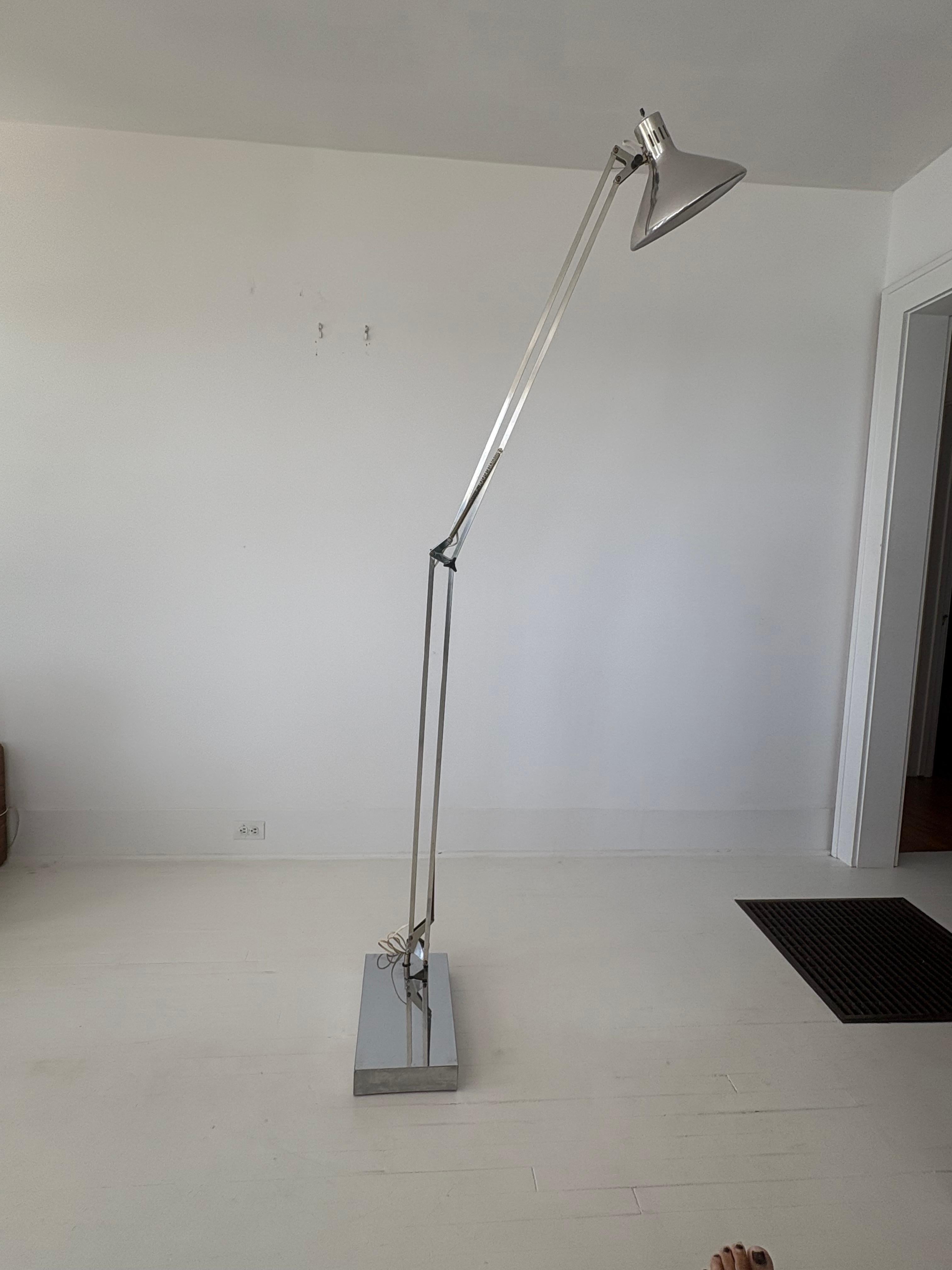 XL Lampada da terra articolata in alluminio in stile Luxo della metà del secolo scorso in vendita 13