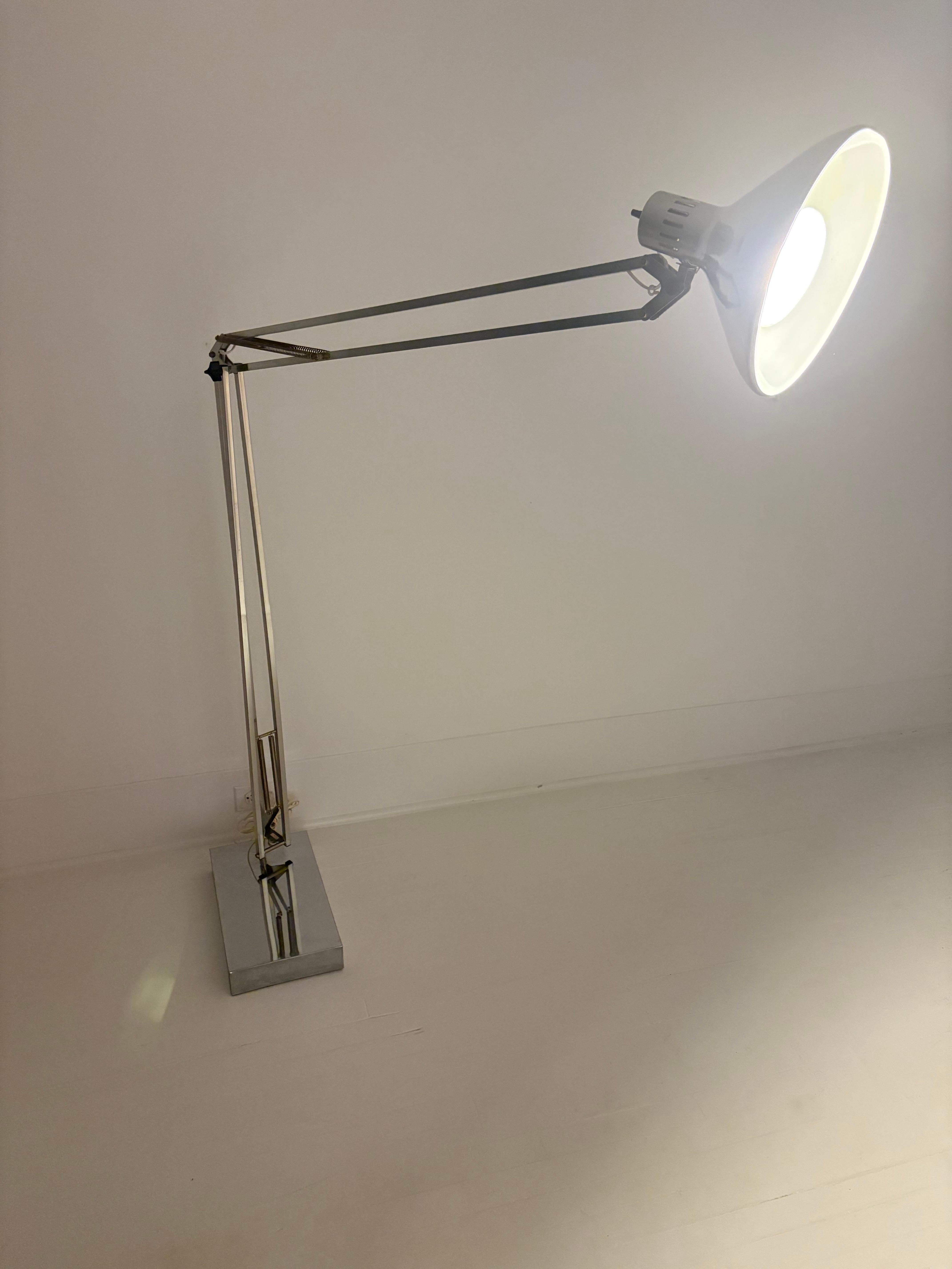 Mid-Century moderno XL Lampada da terra articolata in alluminio in stile Luxo della metà del secolo scorso in vendita