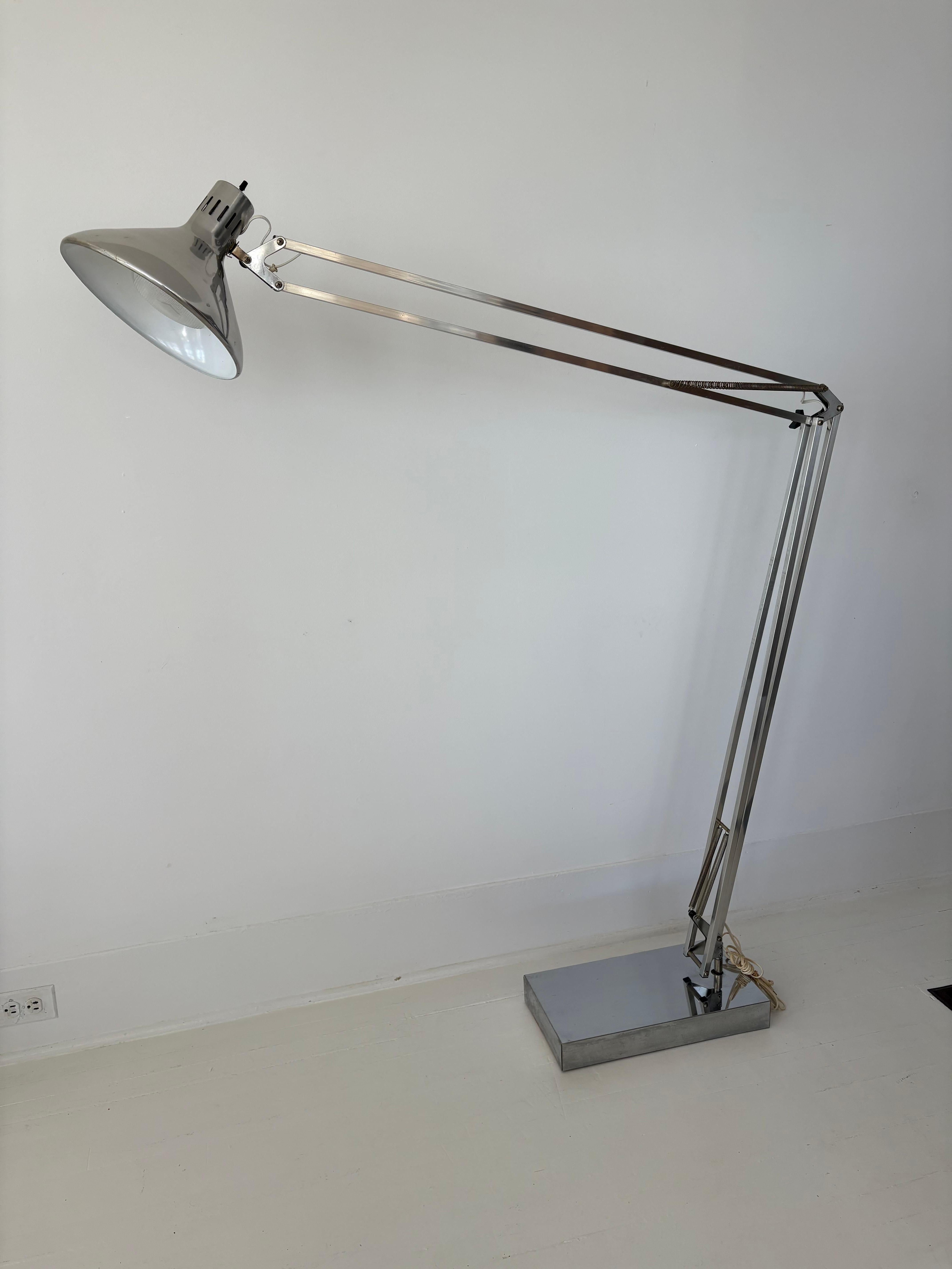 Americano XL Lampada da terra articolata in alluminio in stile Luxo della metà del secolo scorso in vendita