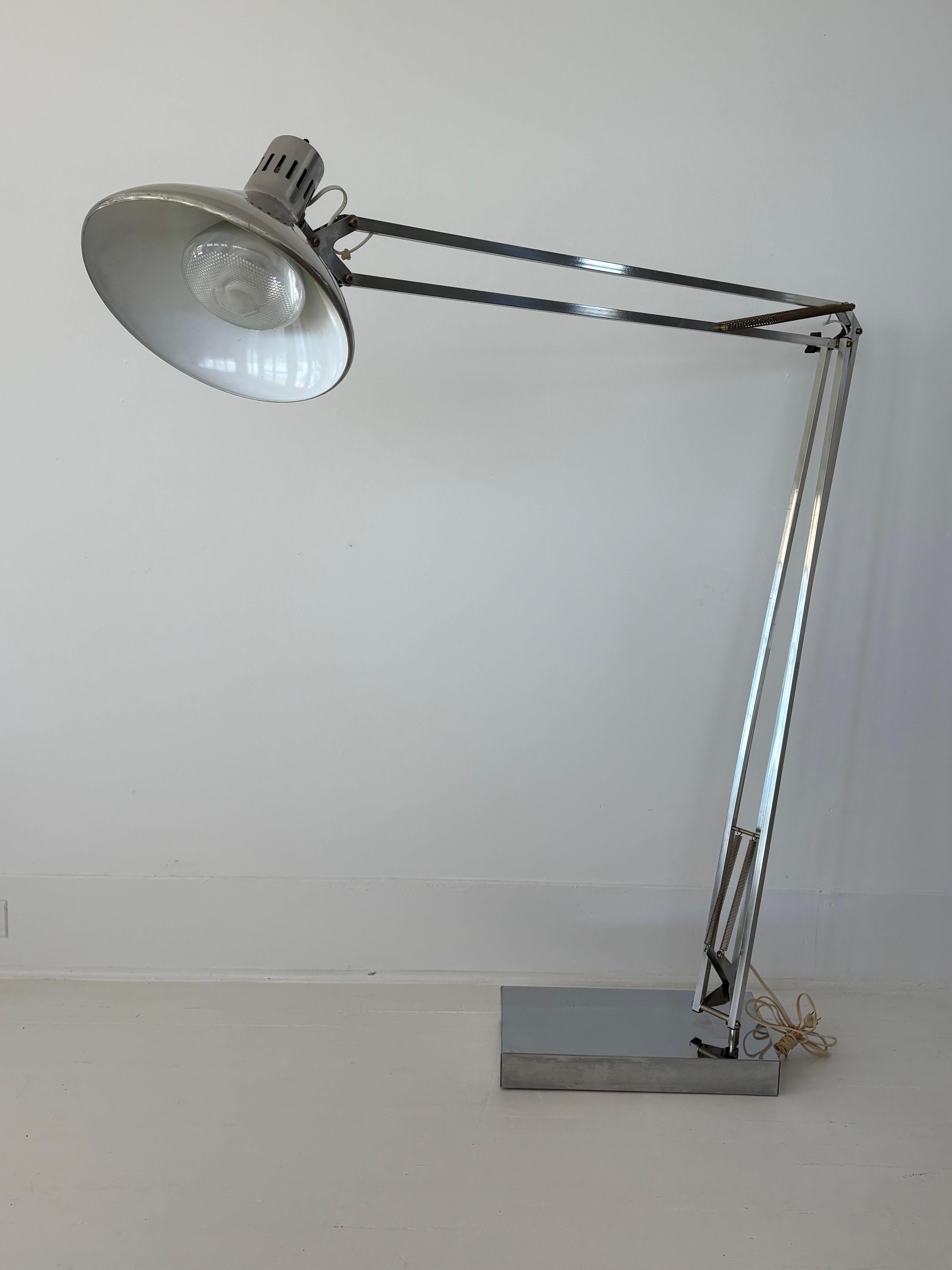 XL Lampada da terra articolata in alluminio in stile Luxo della metà del secolo scorso In condizioni buone in vendita a New York, NY