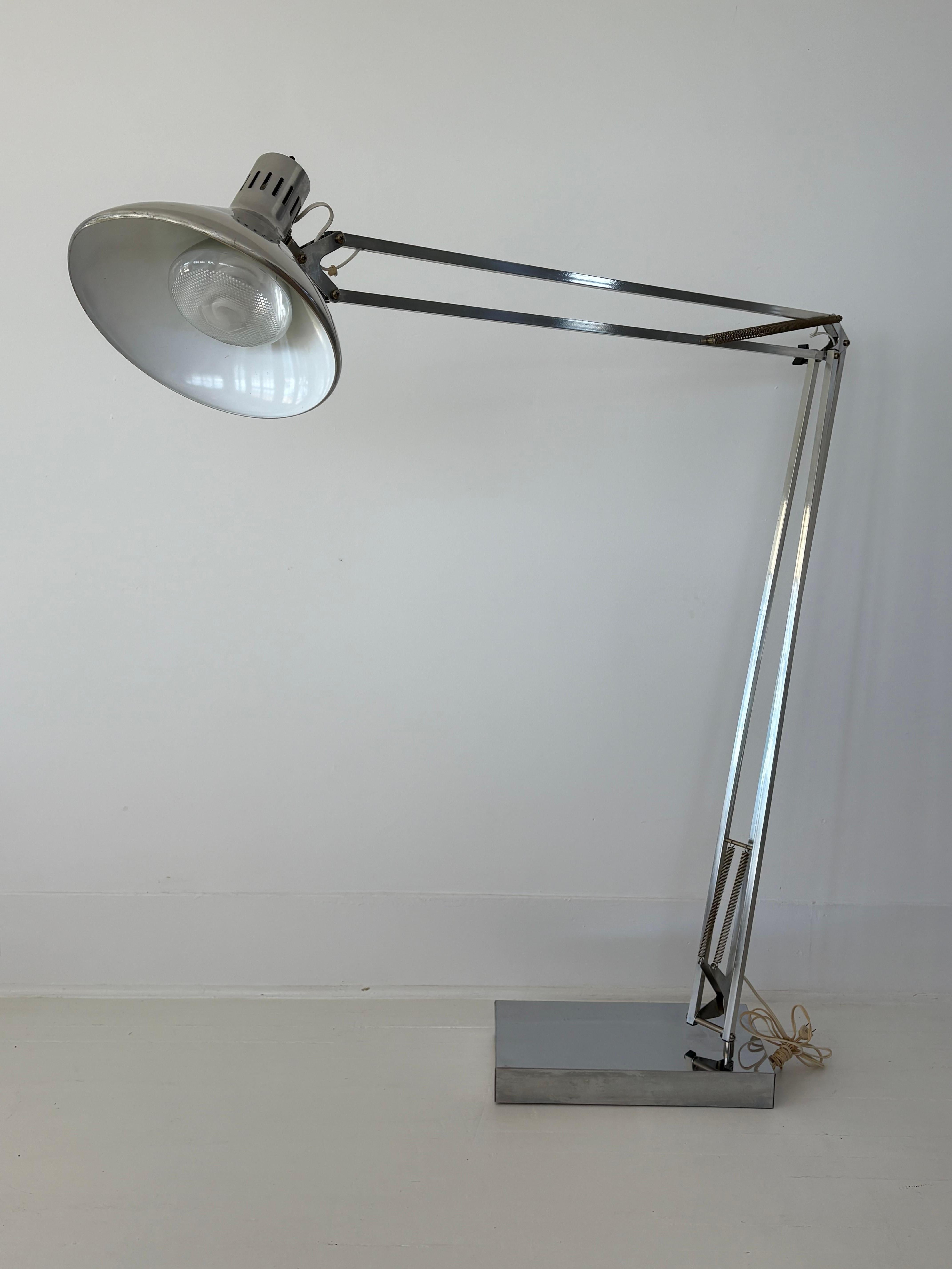 XX secolo XL Lampada da terra articolata in alluminio in stile Luxo della metà del secolo scorso in vendita