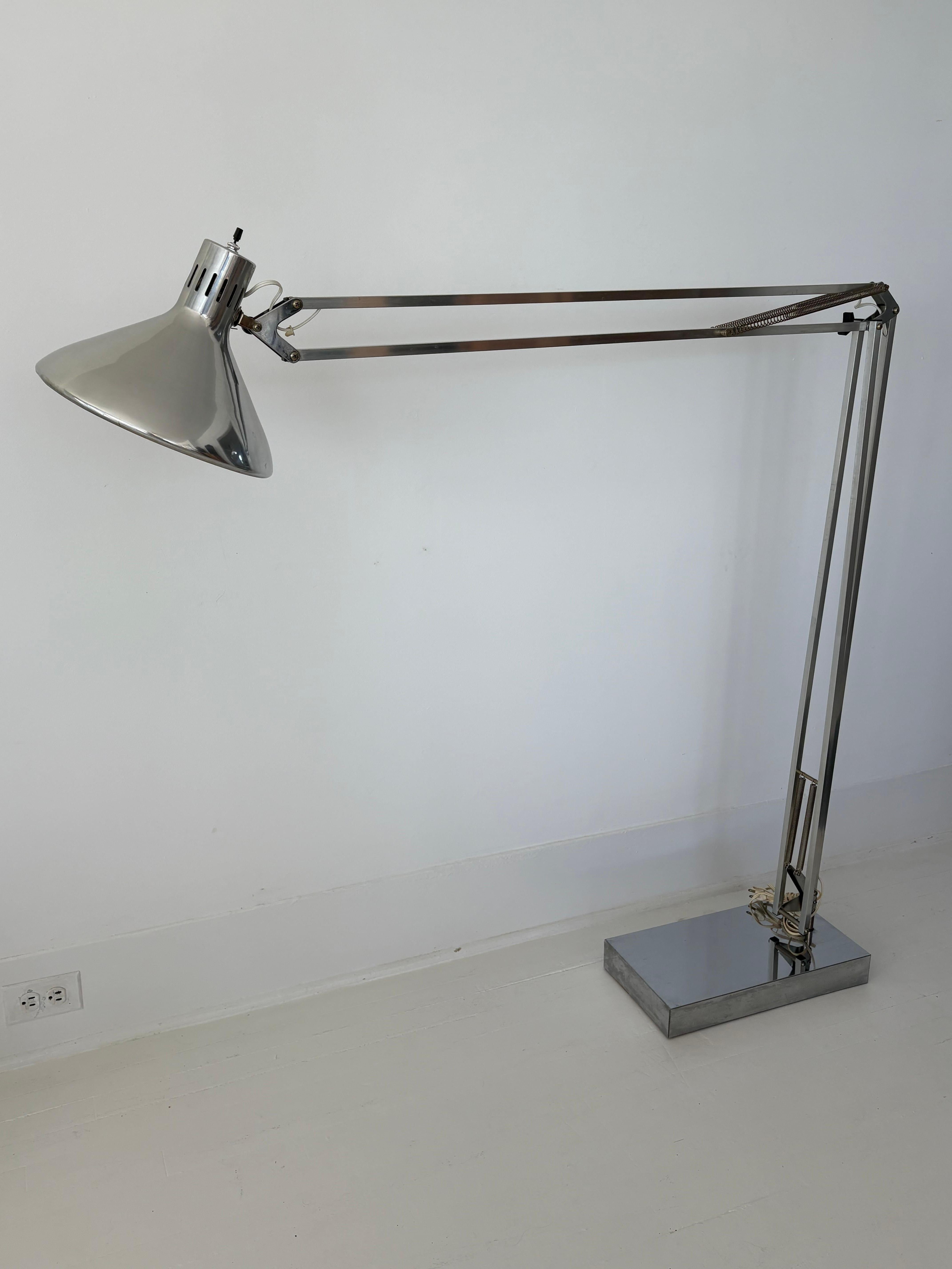 Alluminio XL Lampada da terra articolata in alluminio in stile Luxo della metà del secolo scorso in vendita