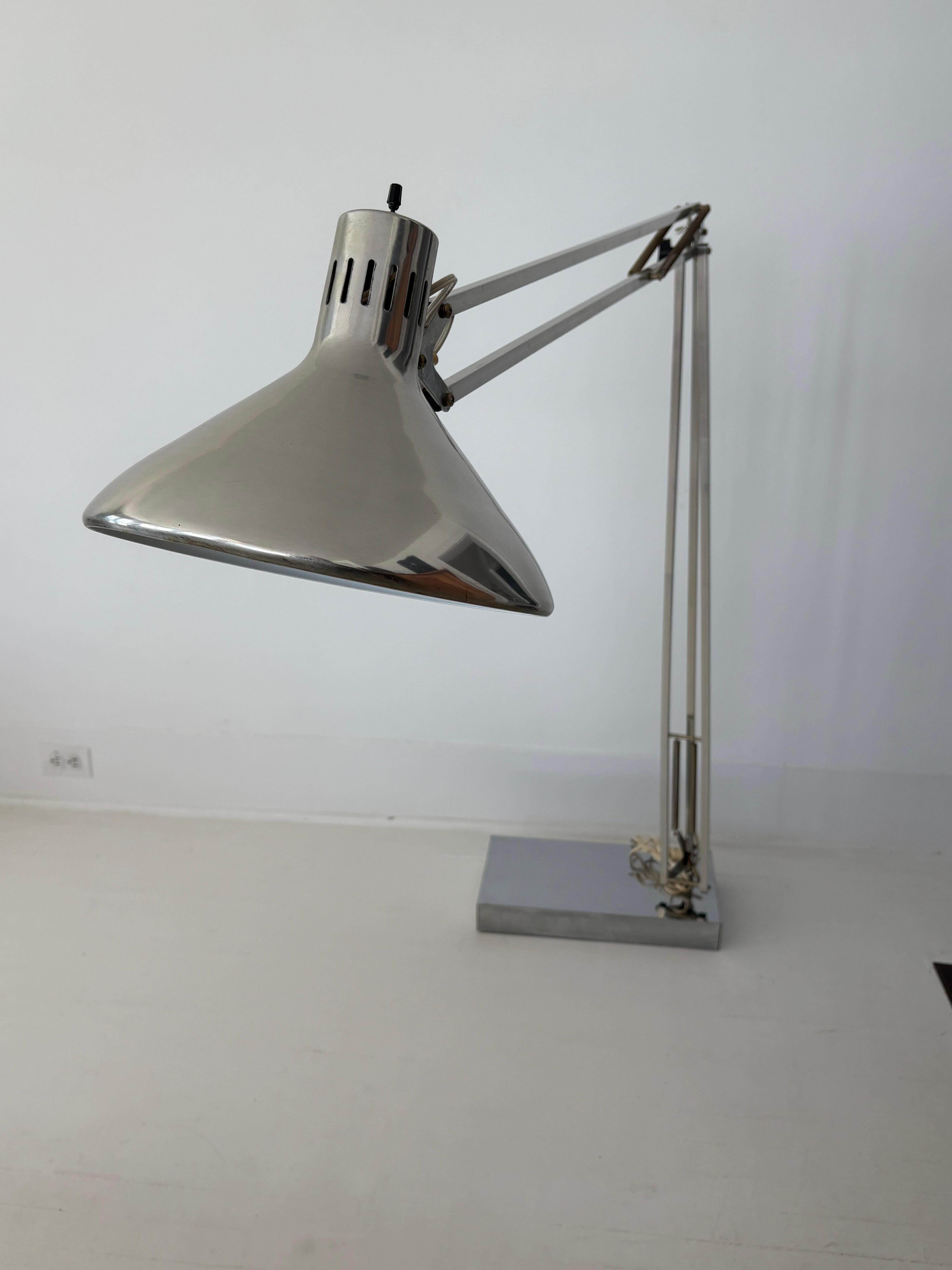 XL Lampada da terra articolata in alluminio in stile Luxo della metà del secolo scorso in vendita 1