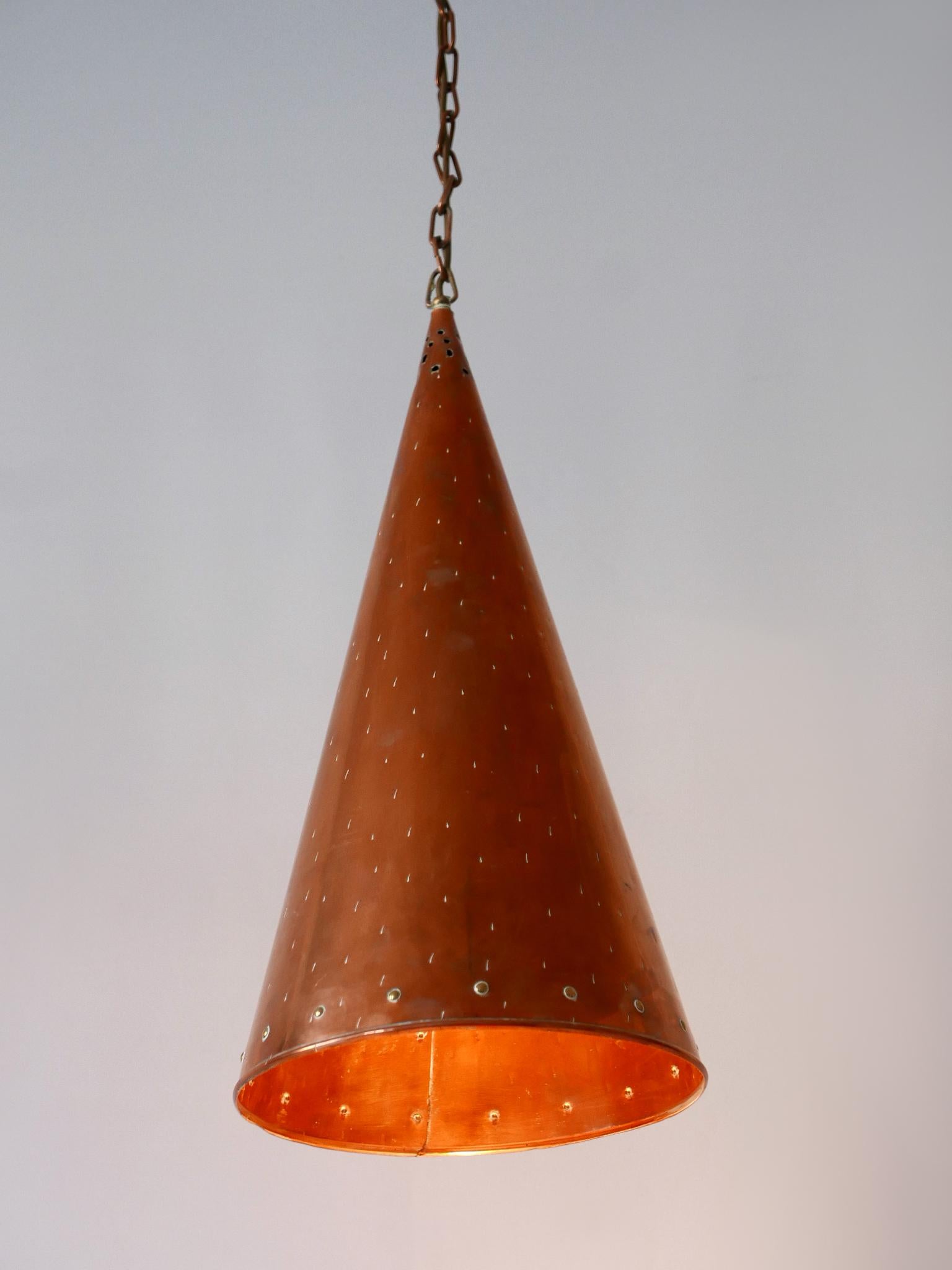 Lovely and highly decorative Mid-Century Modern cone pendant lamp or hanging light. Designed and manufactured by E.S. Horn Aalestrup, Denmark, 1950s.

Executed in hammered copper, the pendant lamp comes with 1 x E27 / E26 Edison screw fit bulb