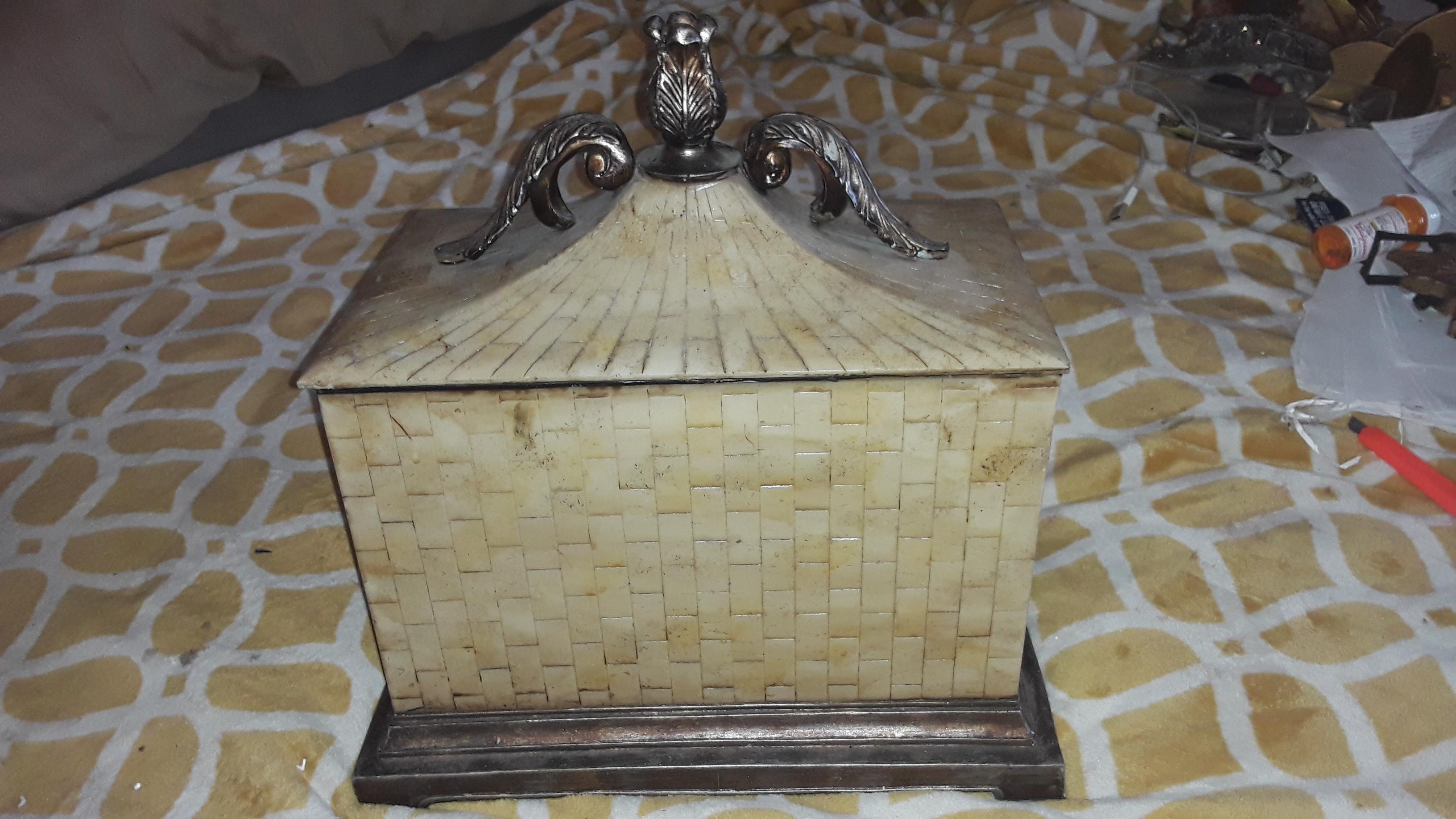 Grand et lourd coffre en os tessellé de la modernité du milieu du siècle, boîte à café. Beaucoup d'espace de rangement grâce à l'intérieur doublé de velours. Pagode pour le sommet. Par Robert Condit et en très bon état. Sans aucun problème.
