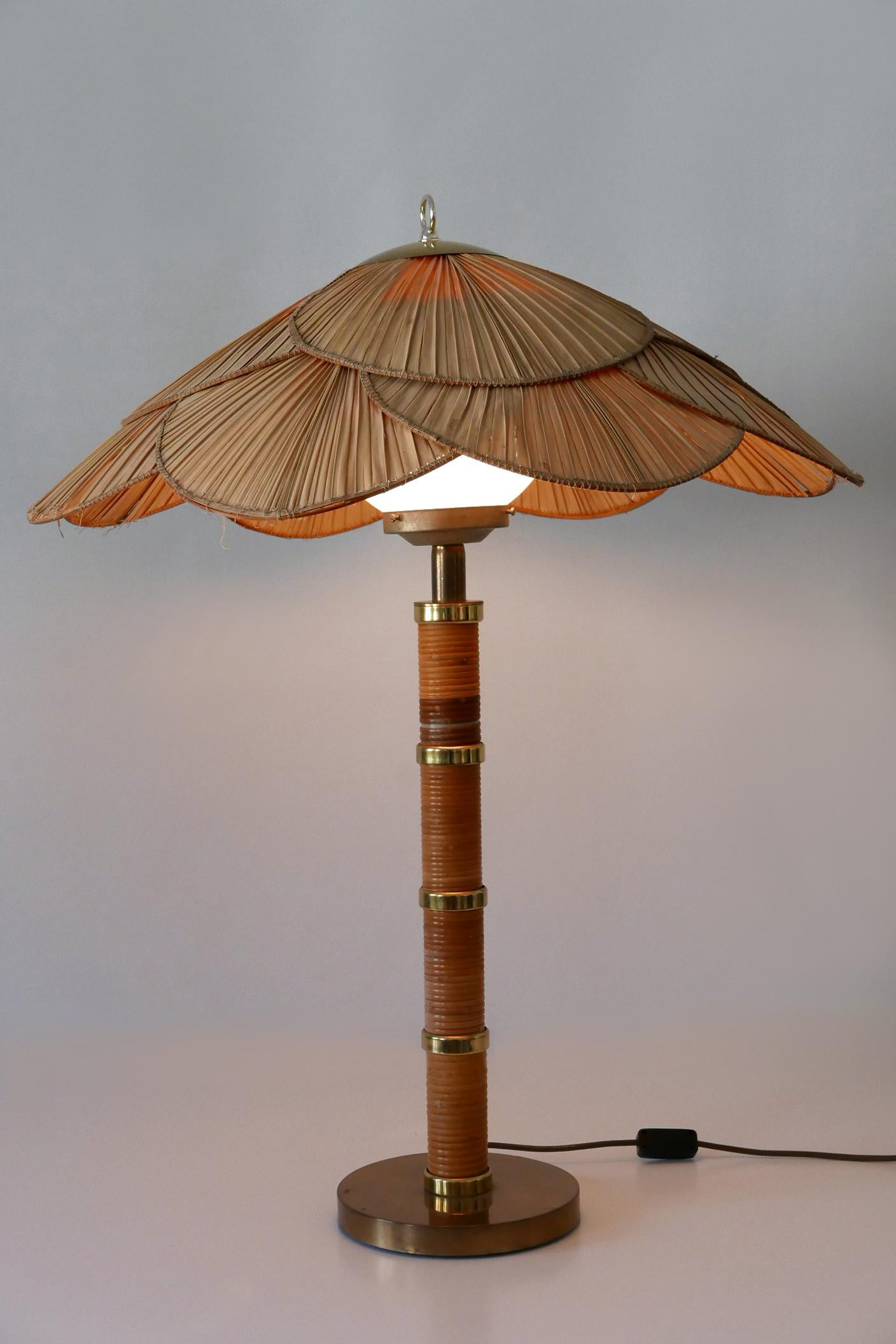 Große, äußerst seltene und sehr dekorative Mid-Century Modern 'Uchiwa' Tisch- oder Stehlampe. Entworfen & 3hergestellt von Miranda AB, Schweden, 1960er Jahre.

Die Tisch-/Stehlampe ist aus Messing, Opalglas, Weidengeflecht und Palmblättern gefertigt