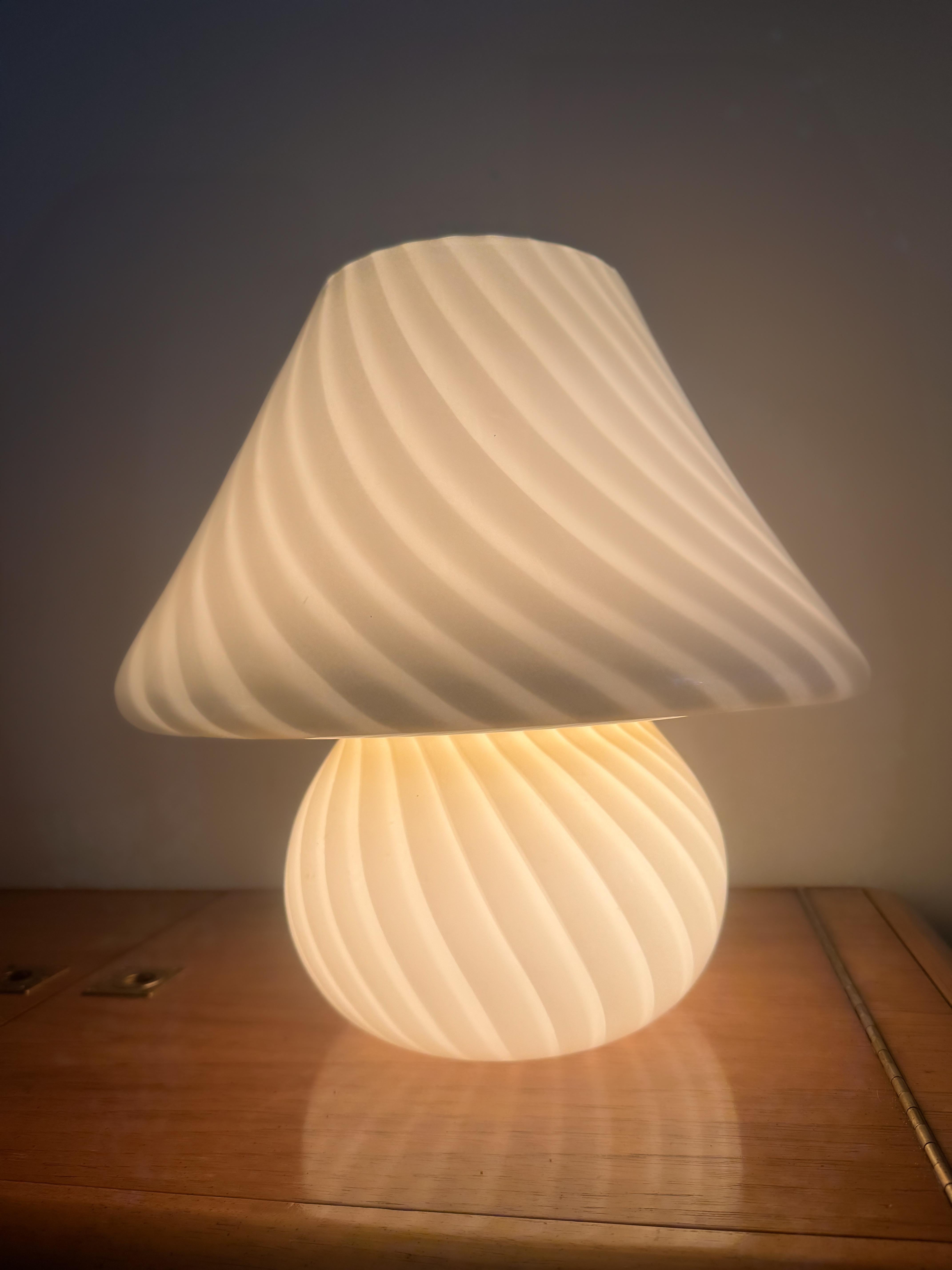 Extraordinaire lampe champignon vintage en verre de Murano de très grande taille, dans une douce teinte jaune beurre, réalisée selon la technique du tourbillon. Son échelle plus large renforce la présence de ce design intemporel, tandis que le