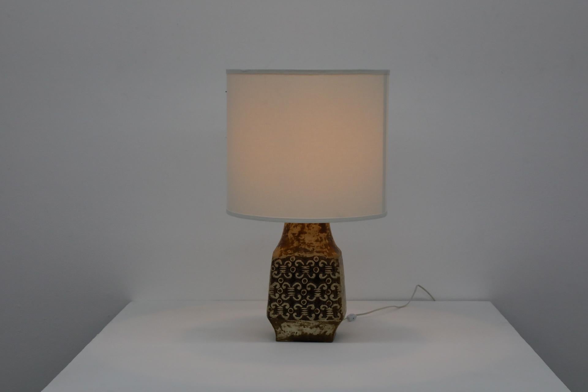 XL Mid-Century Bay Keramic West German Art Pottery Lamp. This gorgeous Bodo Mans designed ceramic table lamp has a beautiful embossed design with glaze tones in gold and brown. Comes with newer white shade. Takes standard medium base E26/E27 bulb.