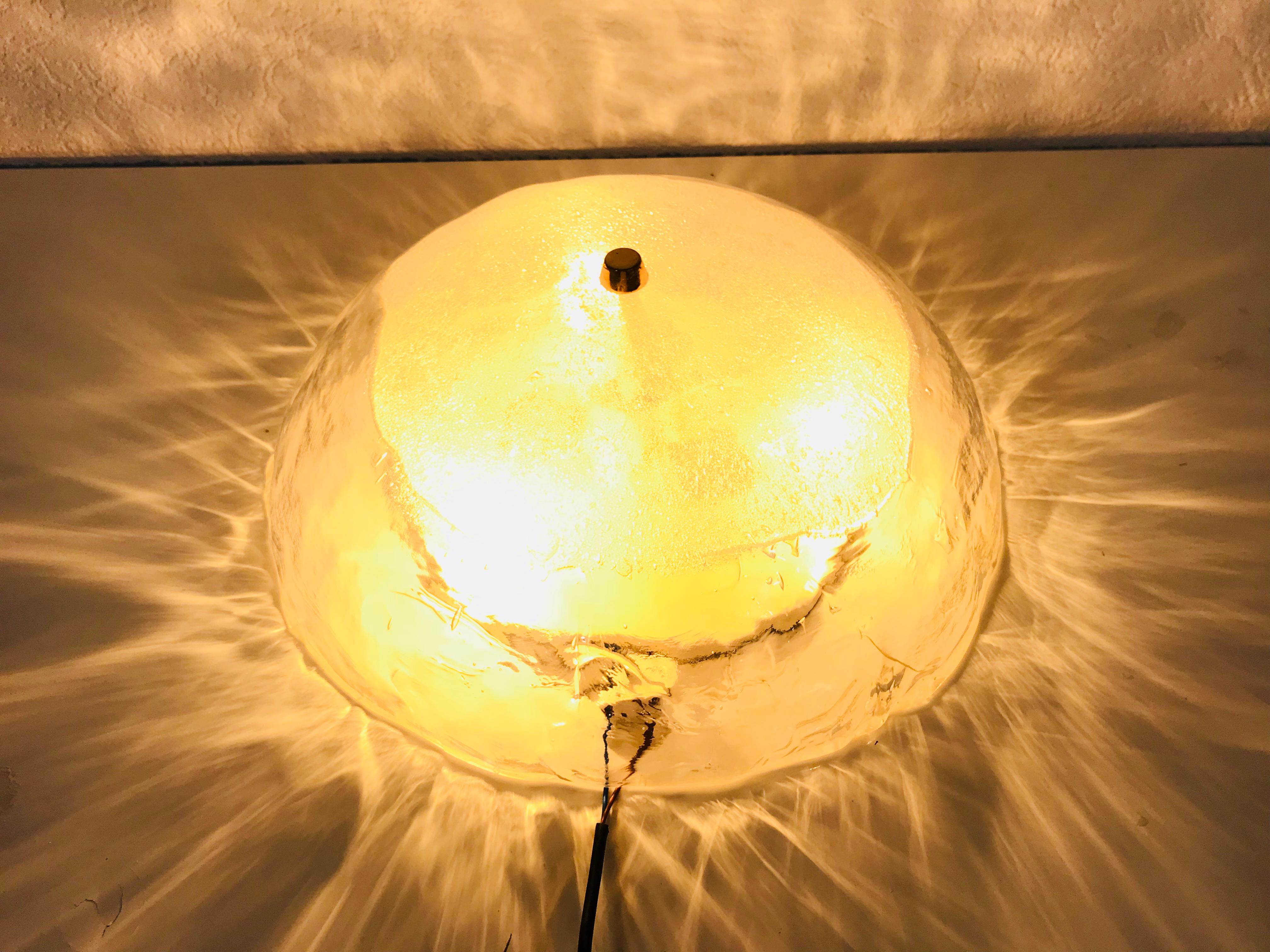 Mid-Century Modern flush mount von der österreichischen Marke in den 1960er Jahren gemacht. Am Eisglas ist eine goldene Messingschraube befestigt. Die Unterseite der Lampe ist grün gefärbt.

Die Leuchte benötigt drei E27-Glühbirnen.
