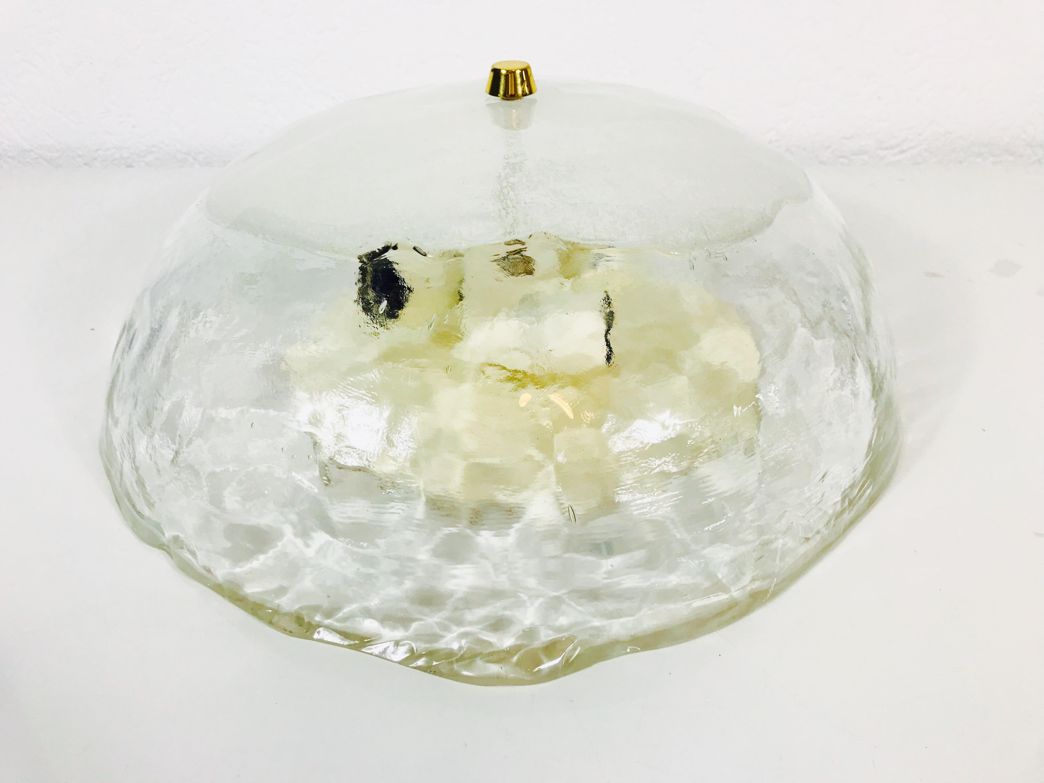 Große runde Mid-Century-Eisglas-Einbaubeleuchtung von J.T. Kalmar, 1960er Jahre im Angebot 1
