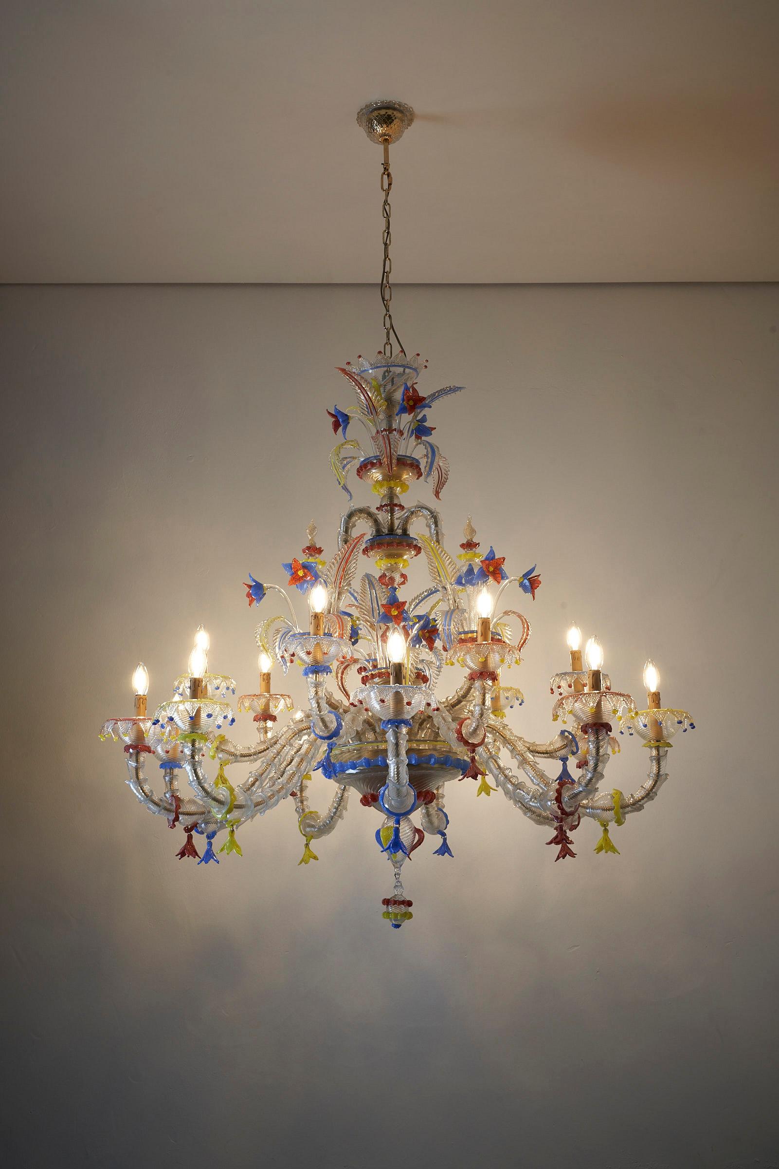 Voici le superbe lustre XL Murano Multicolore, un véritable chef-d'œuvre de l'artisanat vénitien. Avec sa grandeur et son élégance, ce lustre attire l'attention et ajoute une touche d'opulence à tout espace.

Doté de 15 bras exquis, ce lustre met en