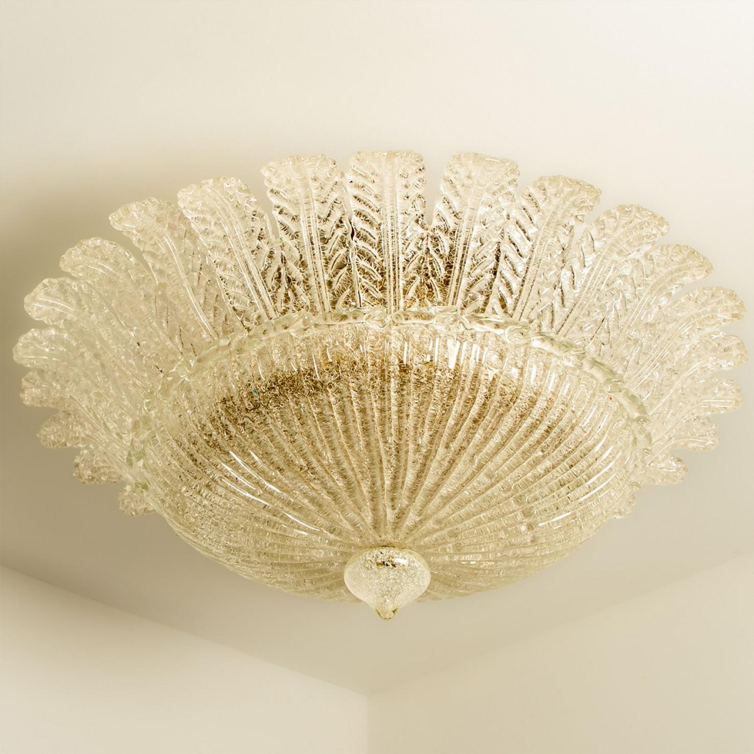 Lámpara de techo de cristal de Murano de tamaño extragrande con cristal transparente. El cristal de rica textura crea un hermoso resplandor.

Fabricado hacia 1970. Una pieza realmente llamativa que encaja en muchos interiores diferentes. Ilumina