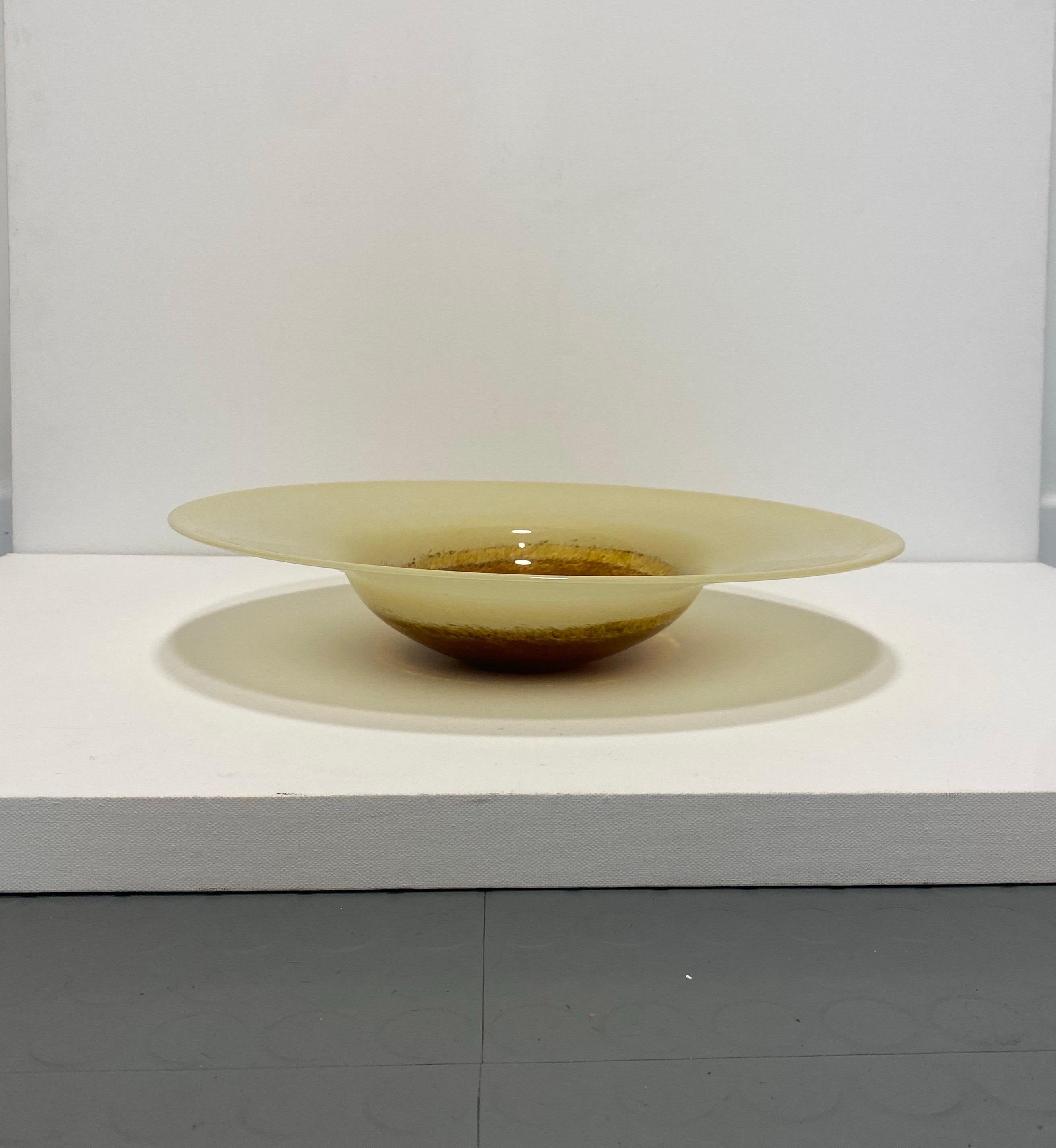 Grande coupe à fruits en verre de Murano soufflé à la main, mesurant 45 cm de diamètre, datant de la période de l'ère spatiale des années 1970, avec sa silhouette en forme d'OVNI. 

Son plat large et peu profond est légèrement incliné vers le haut,