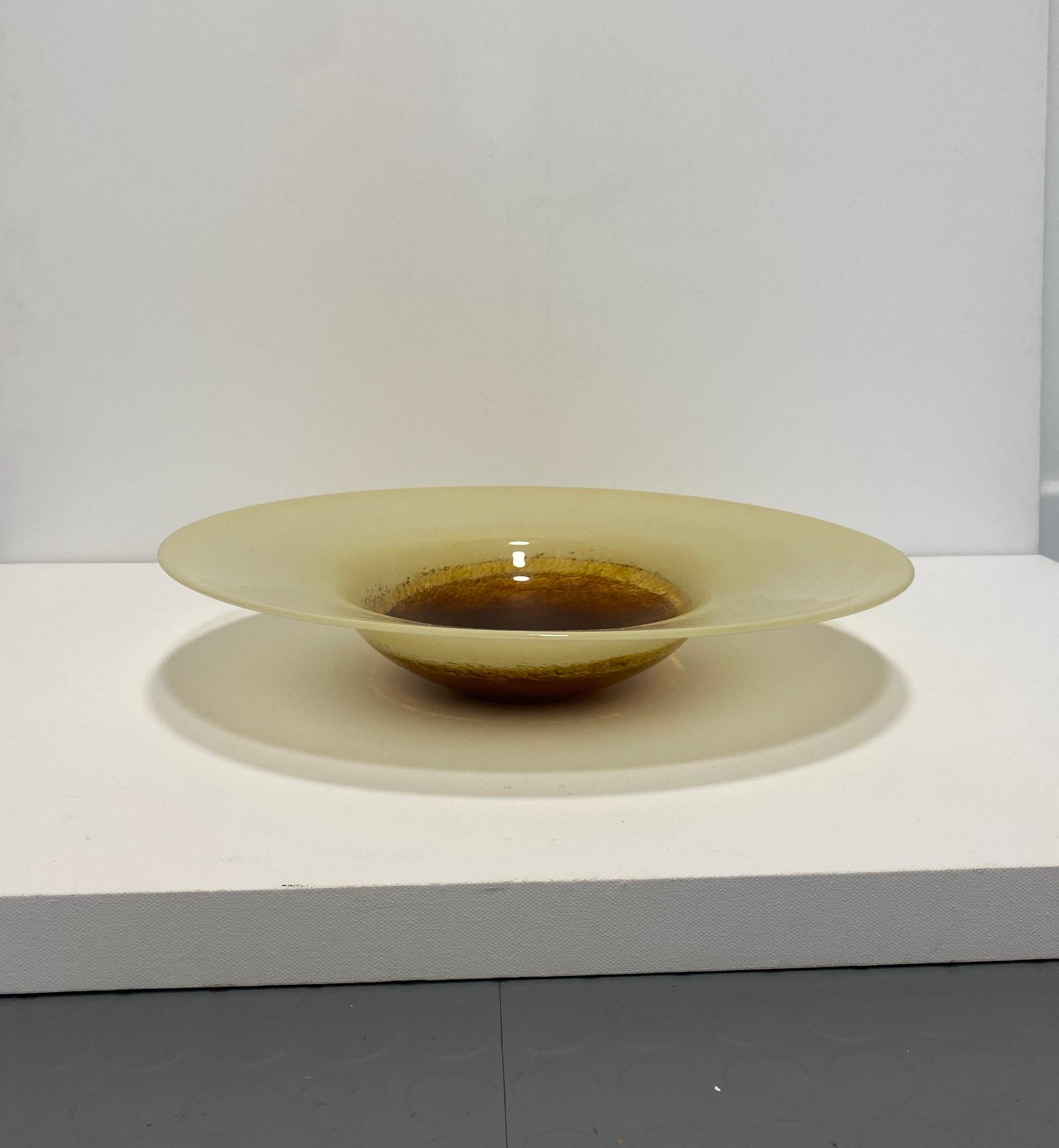 Art déco XL Murano Glass Round Fruit Bowl Table Plate Yellow Brown Italian Vintage 1970s en vente
