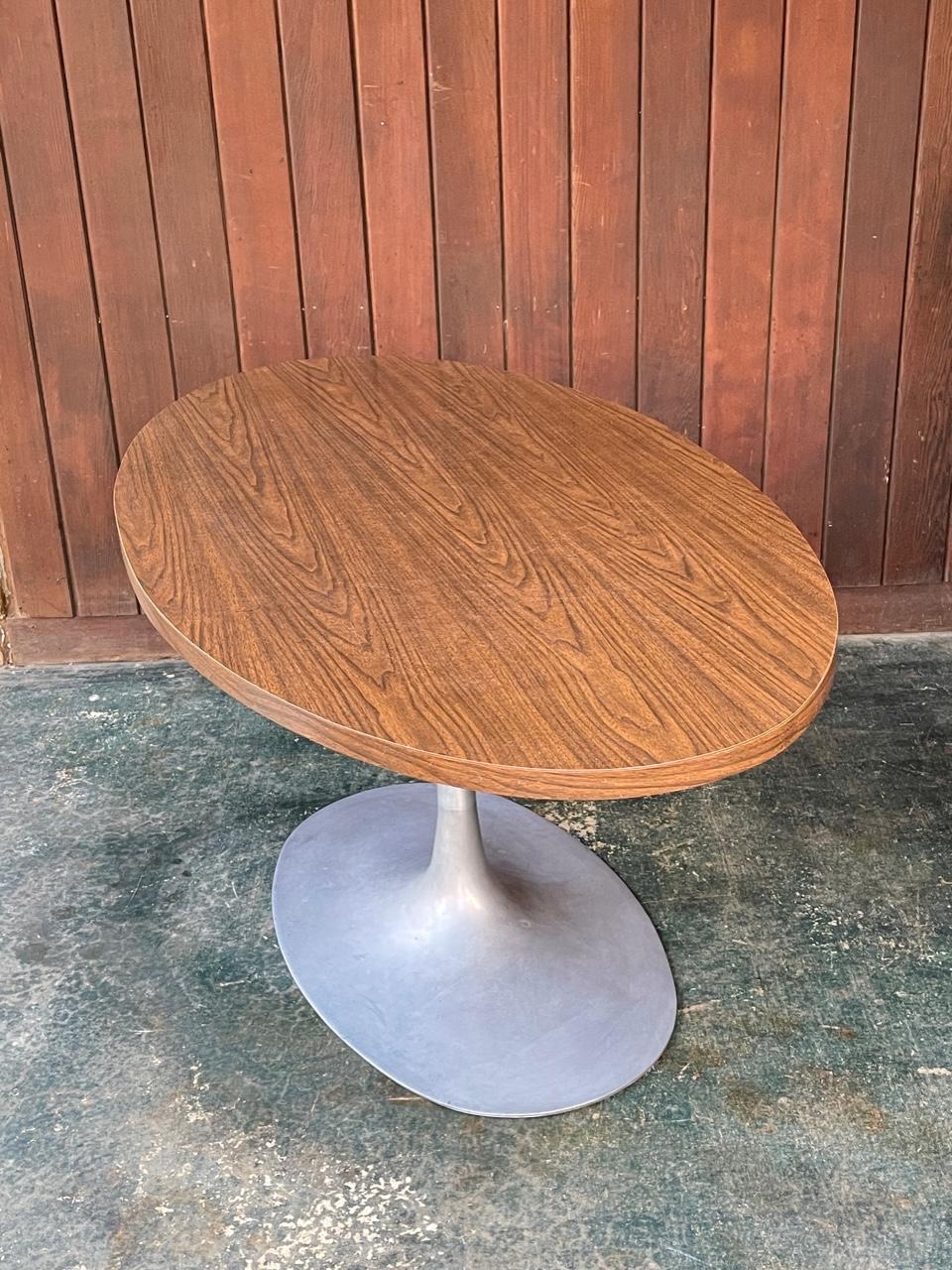 XL Oval Tulip Dining Table Space Age Jetsons Vintage Mid-Century Burke Arkana In Fair Condition For Sale In Hyattsville, MD