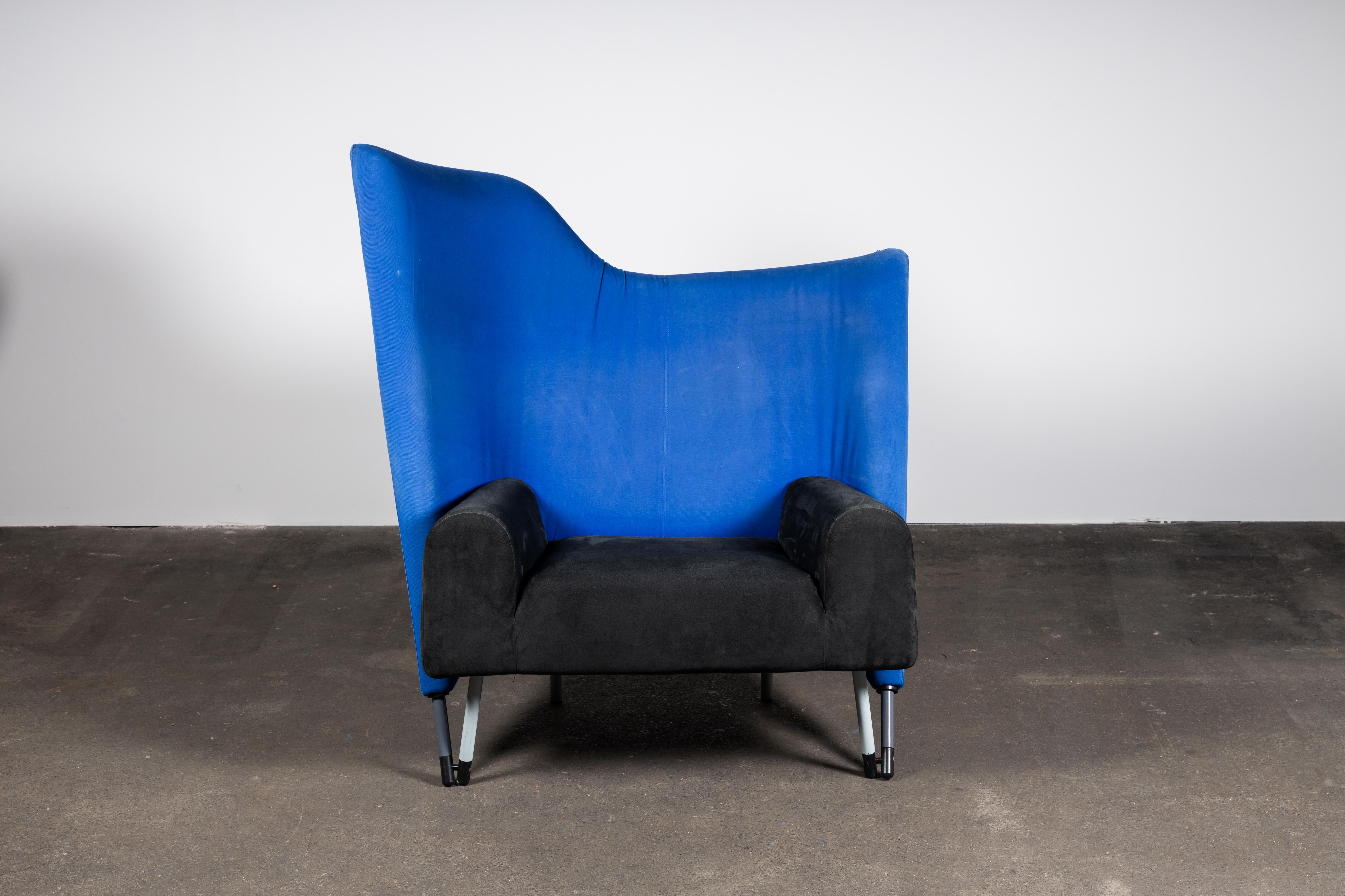 Large, loud (screaming!) and proudly maximalist. Pair of opposing asymmetrical organic form armchairs made by Cassina. Postmodern statement chairs designed by Italian architect Paolo Deganello. Fortune favors the bold!

The bench and arms of the
