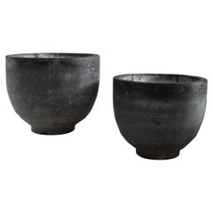 Coppia di vasi/portavasi Wabi Sabi patinati dell'inizio del 20° secolo
